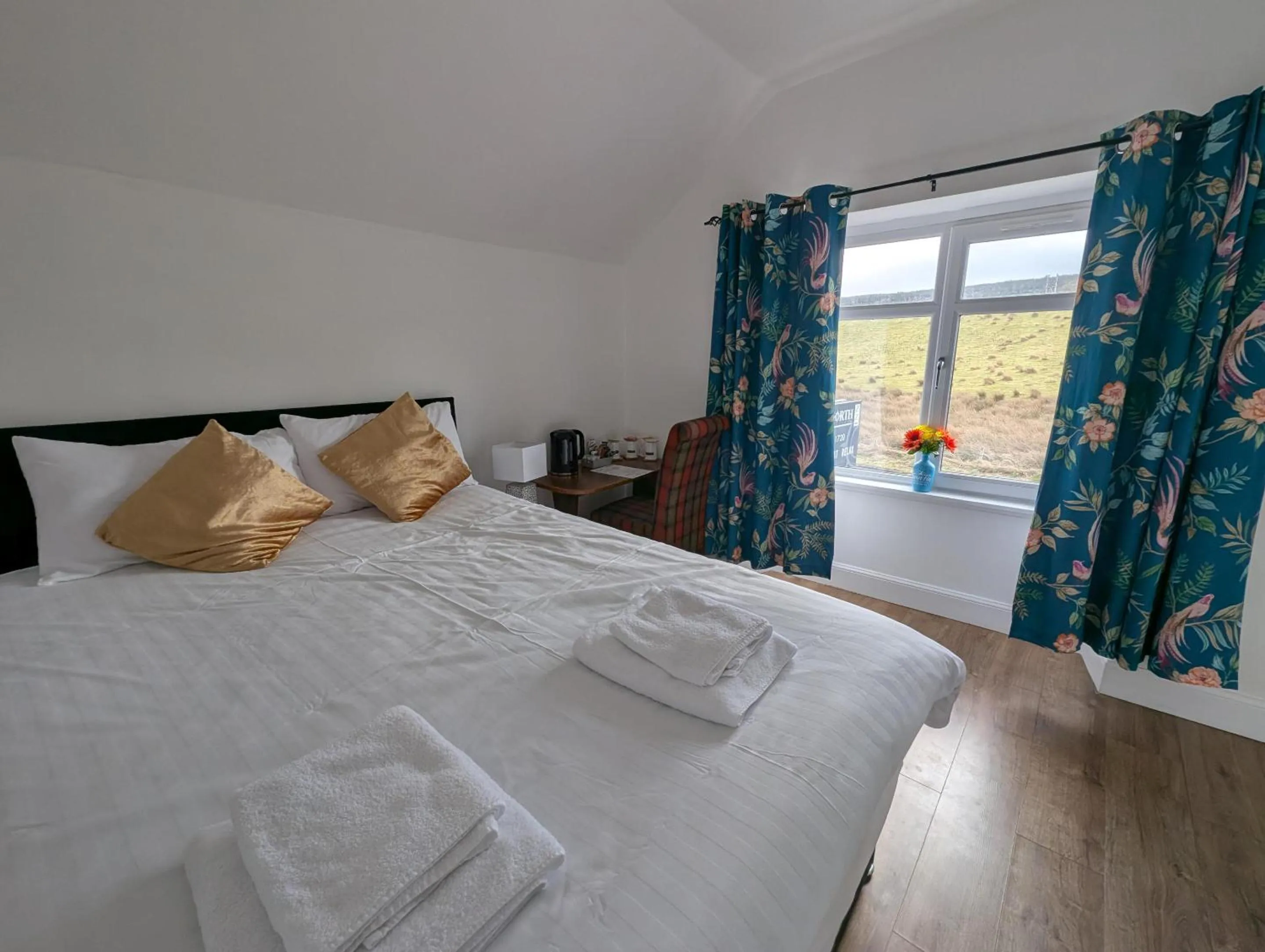 Bedroom, Bed in Old North Inn Hotel, Inverness