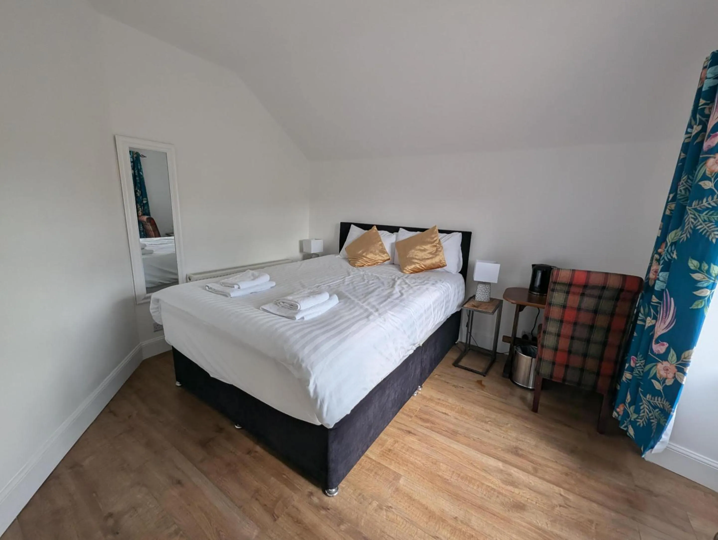 Bedroom, Bed in Old North Inn Hotel, Inverness