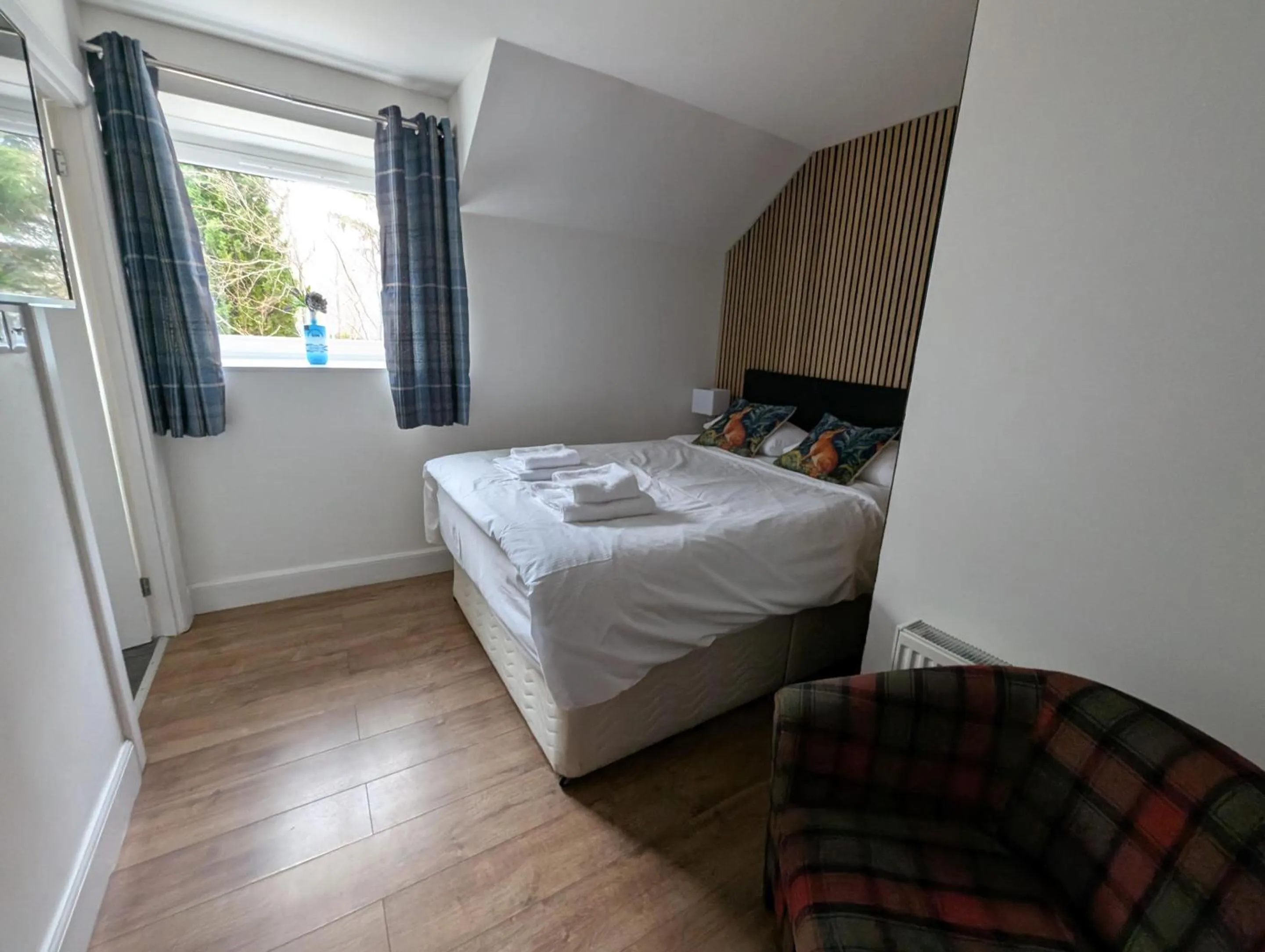 Bedroom, Bed in Old North Inn Hotel, Inverness