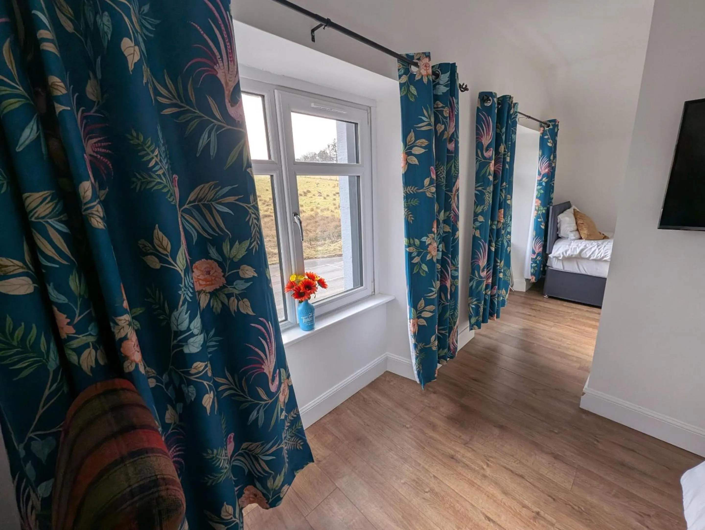 Bedroom, Bed in Old North Inn Hotel, Inverness