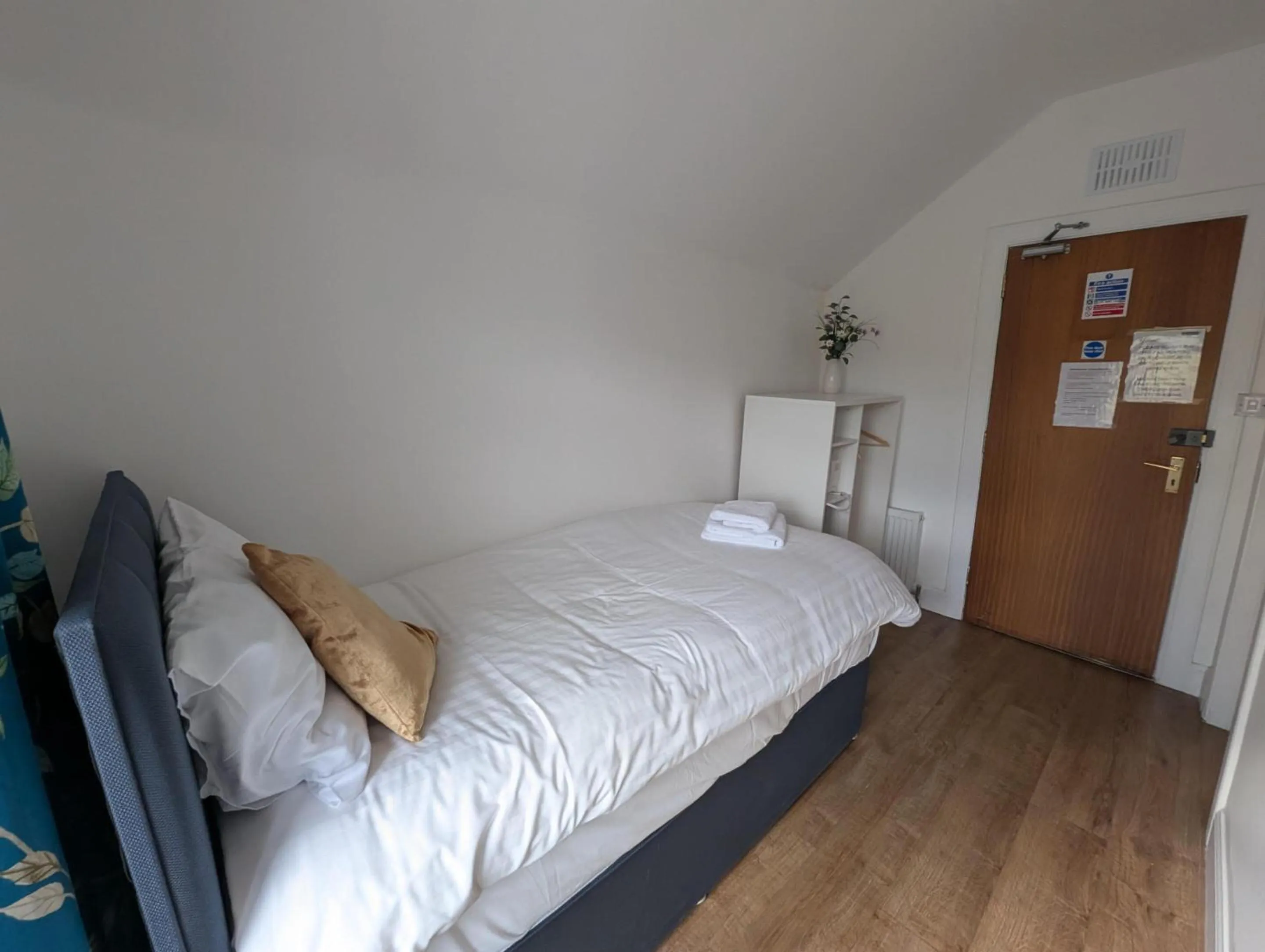 Bedroom, Bed in Old North Inn Hotel, Inverness