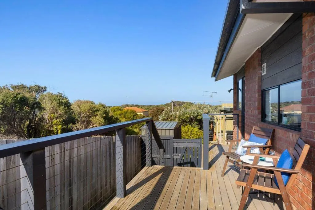 Sea Breeze on Orton - 5 minute walk to the beach!