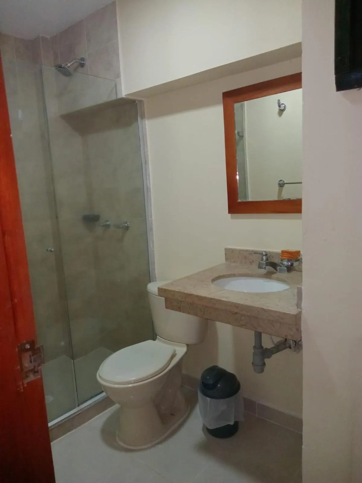 Shower in Hotel Bahia Plaza