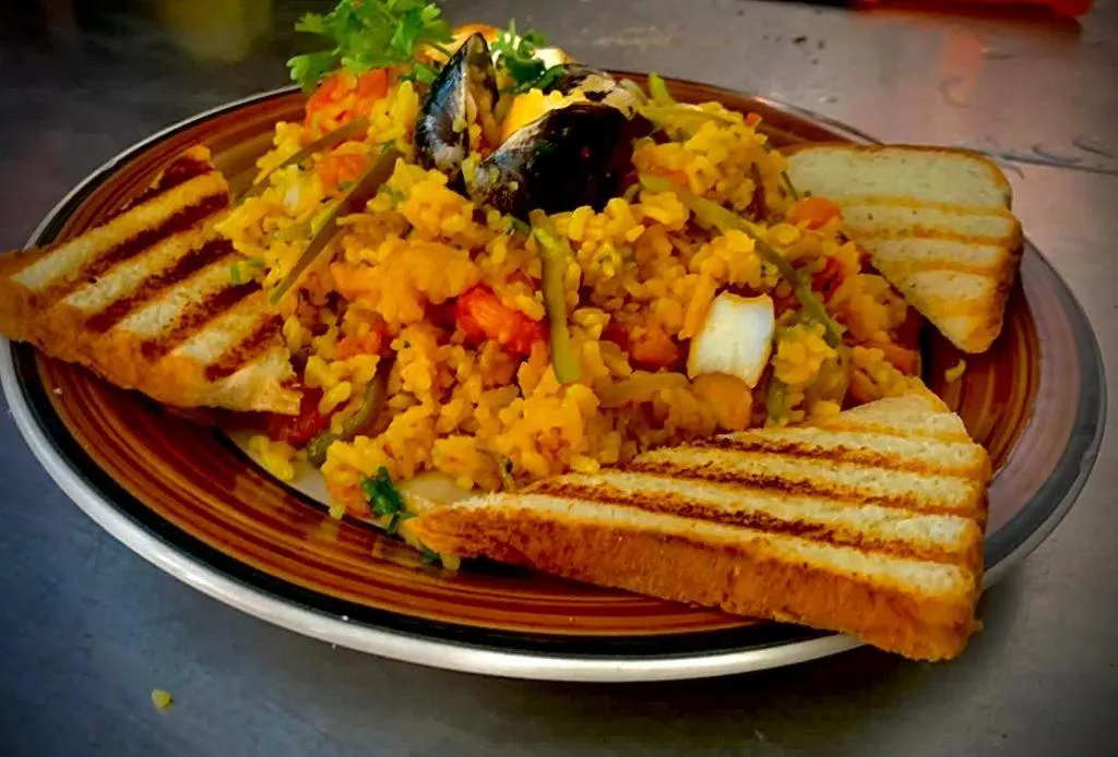 Restaurant/places to eat in Hotel Bahia Plaza