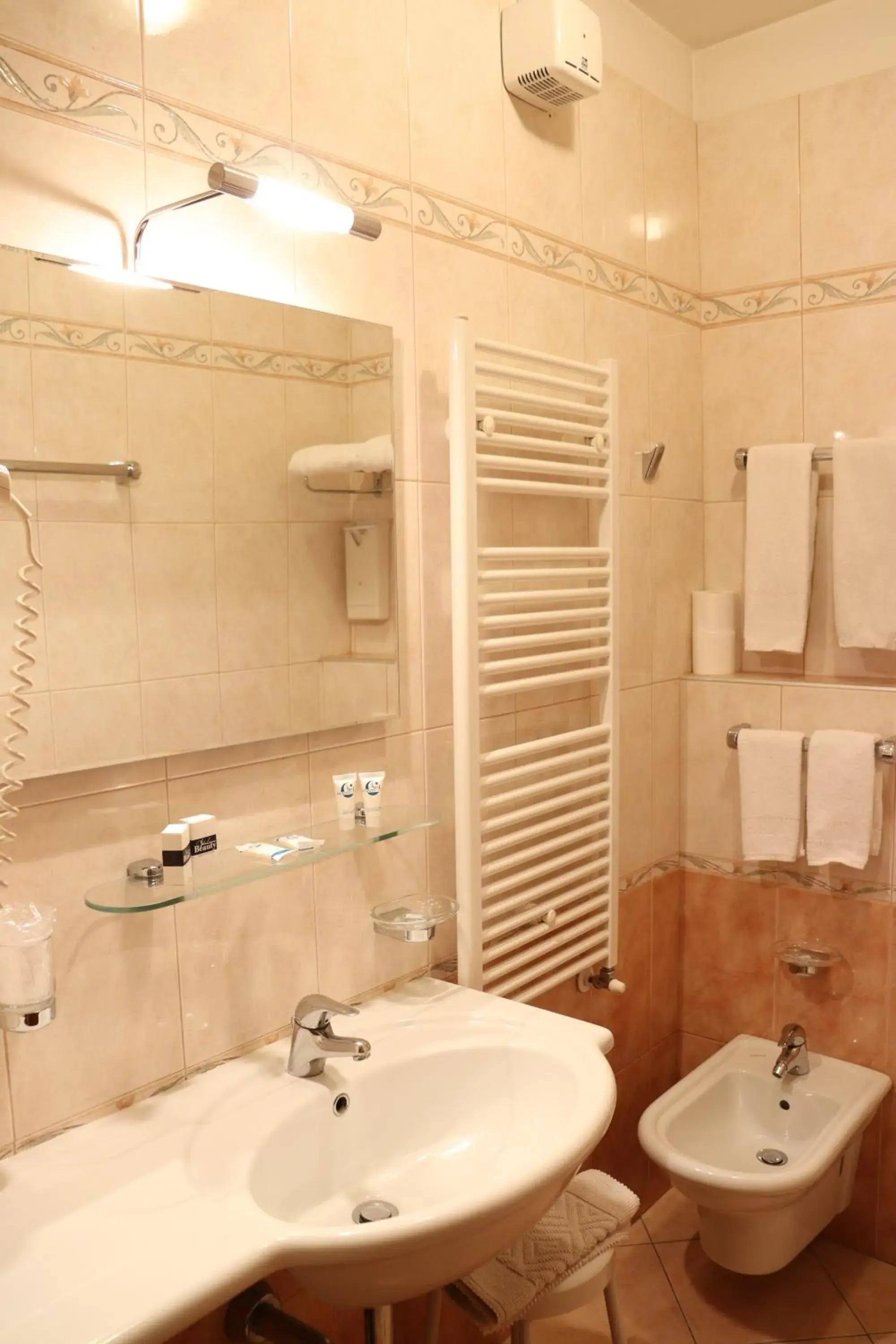 Classic Double Room in Hotel Montereale Classic Double Room in Hotel Montereale