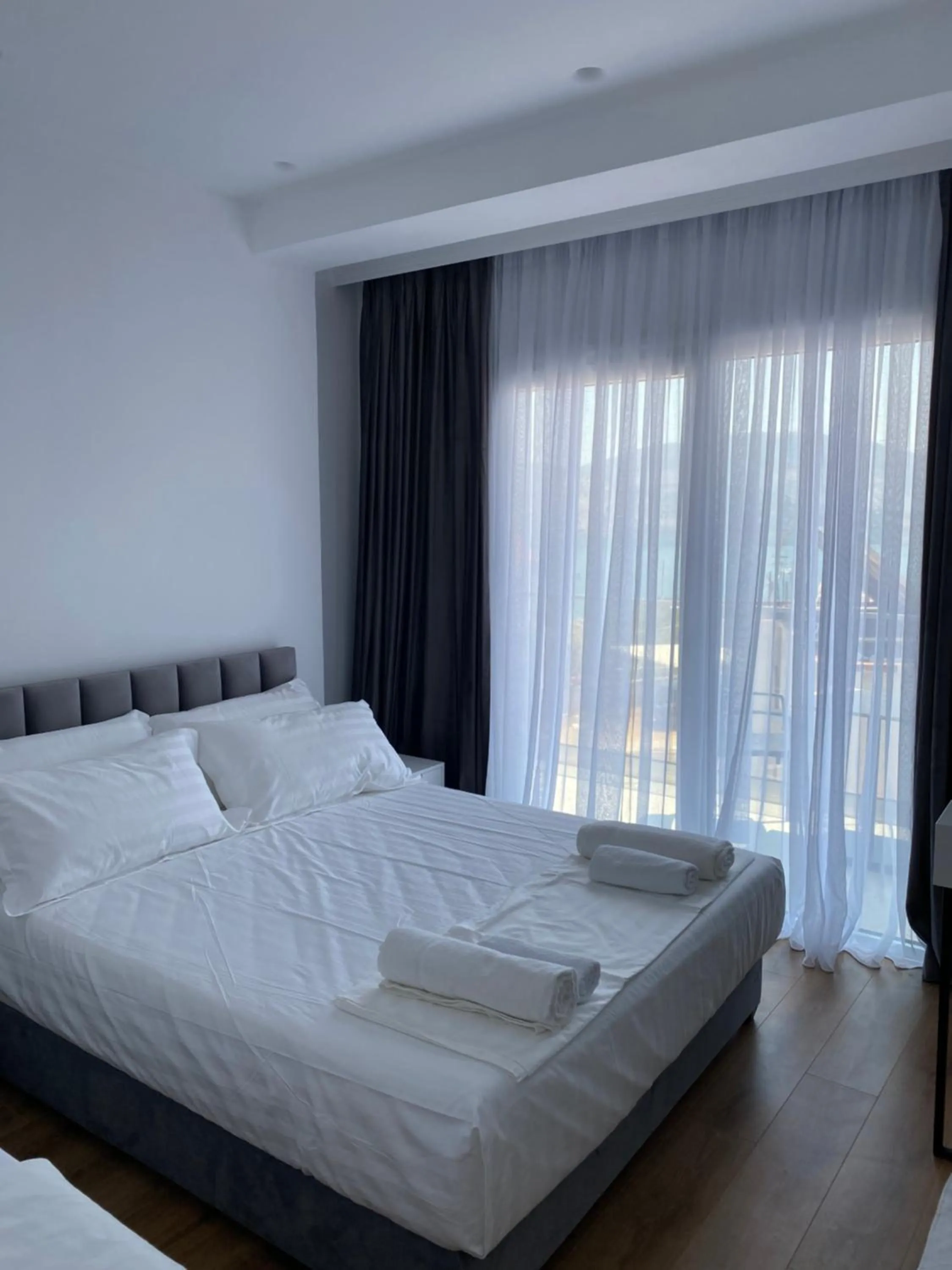 Bed in SEA & LAKE VIEW VILLA