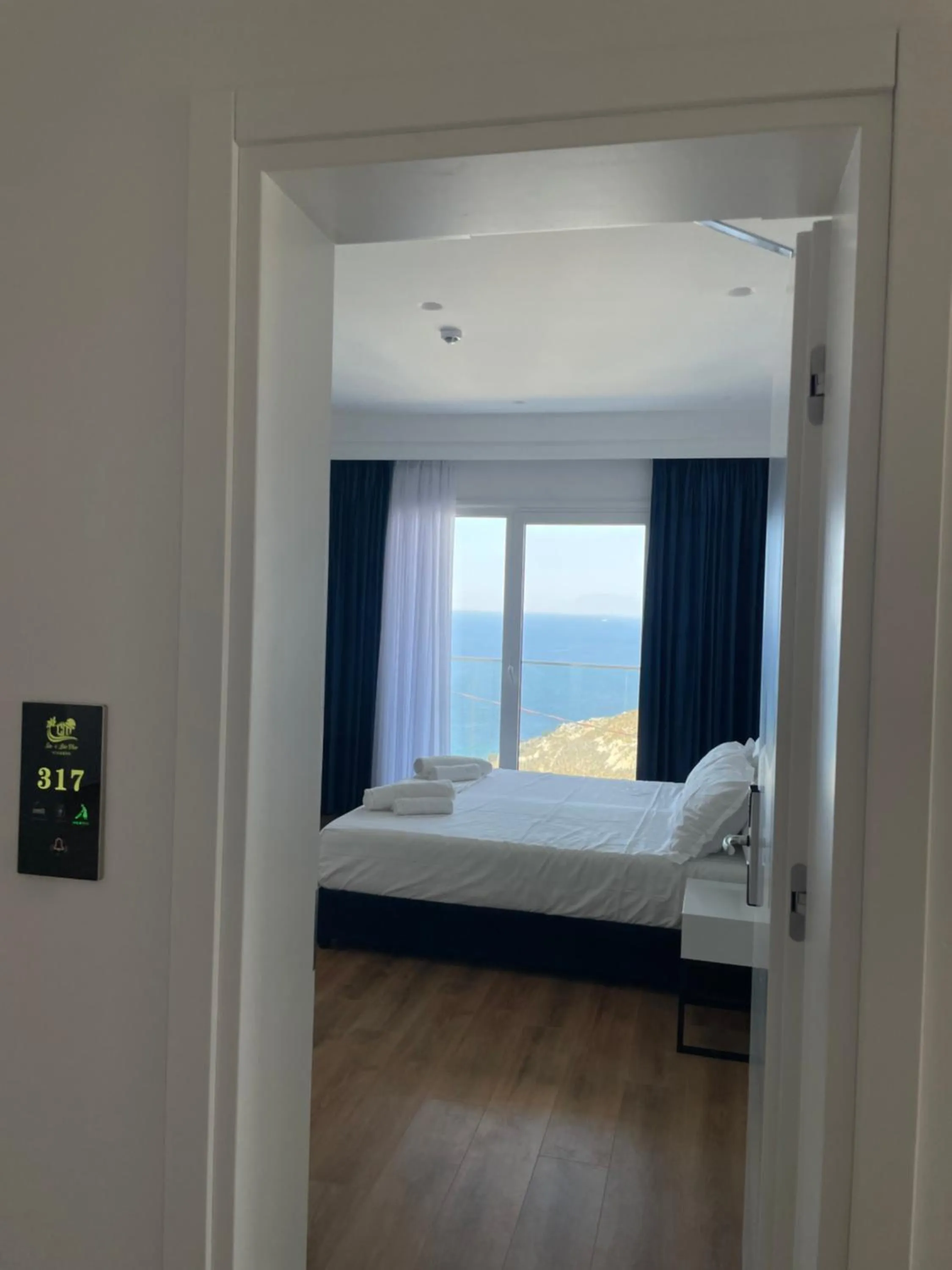 Bed in SEA & LAKE VIEW VILLA