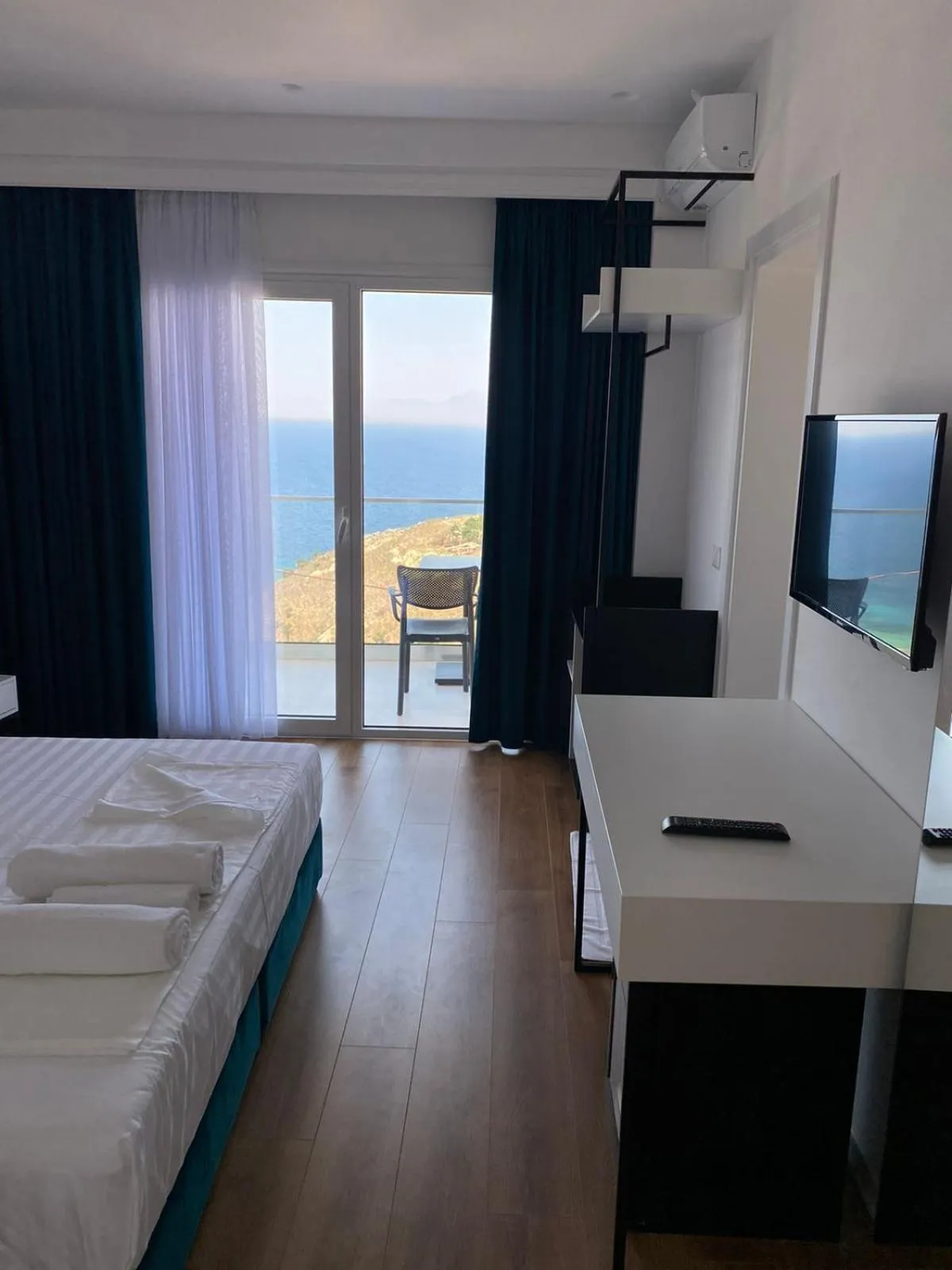 Bed in SEA & LAKE VIEW VILLA