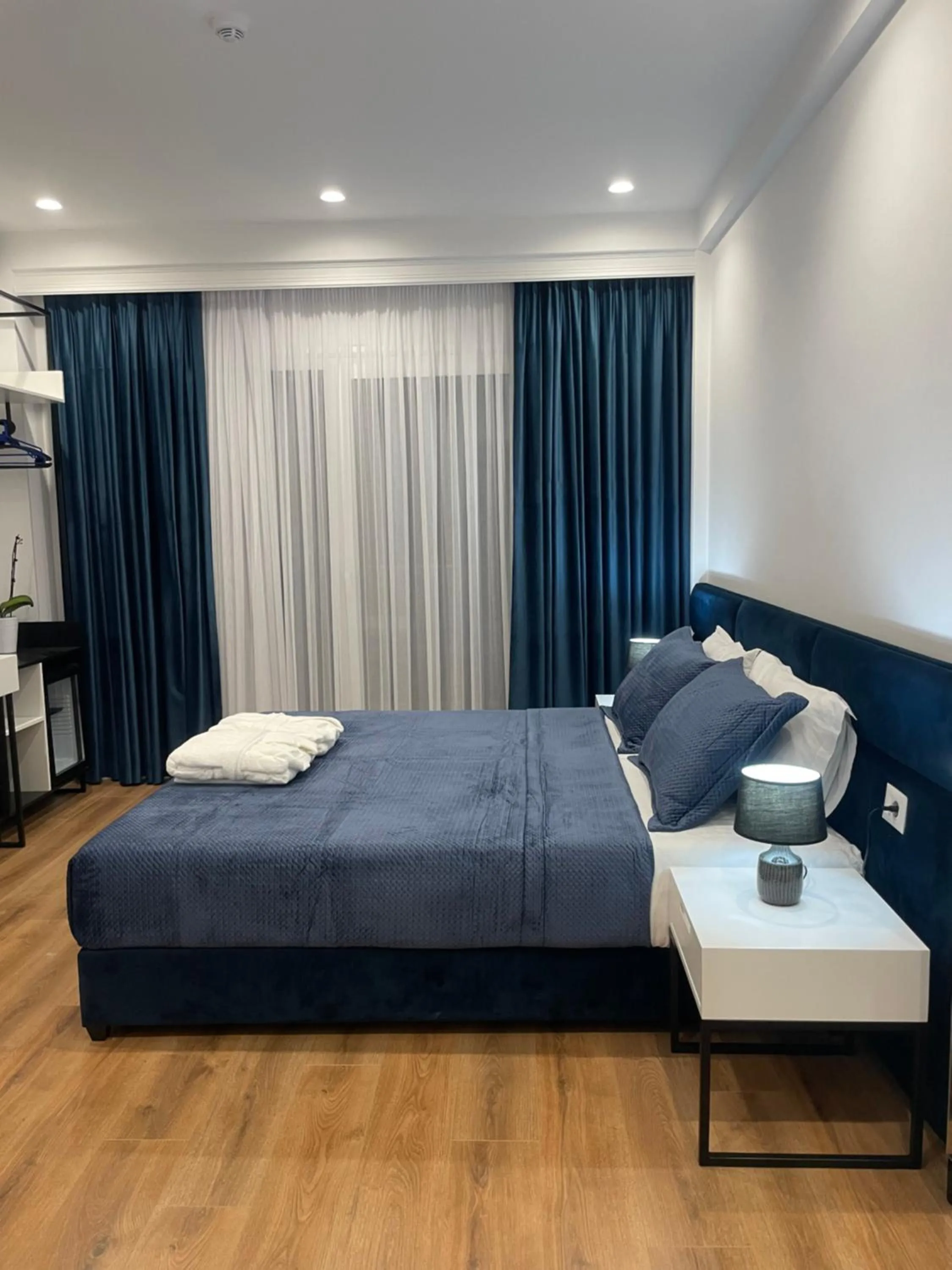 Bed in SEA & LAKE VIEW VILLA