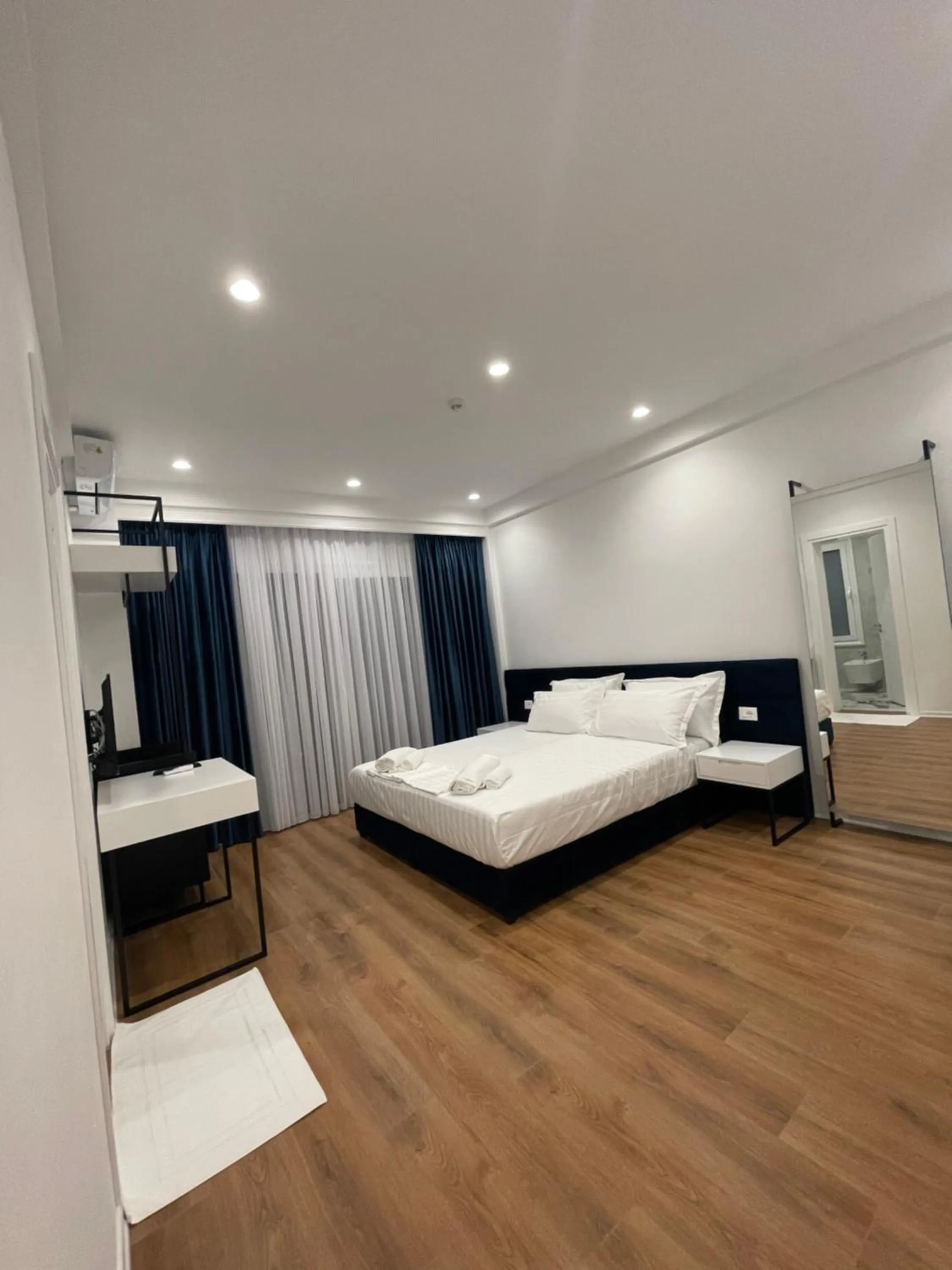 Bed in SEA & LAKE VIEW VILLA