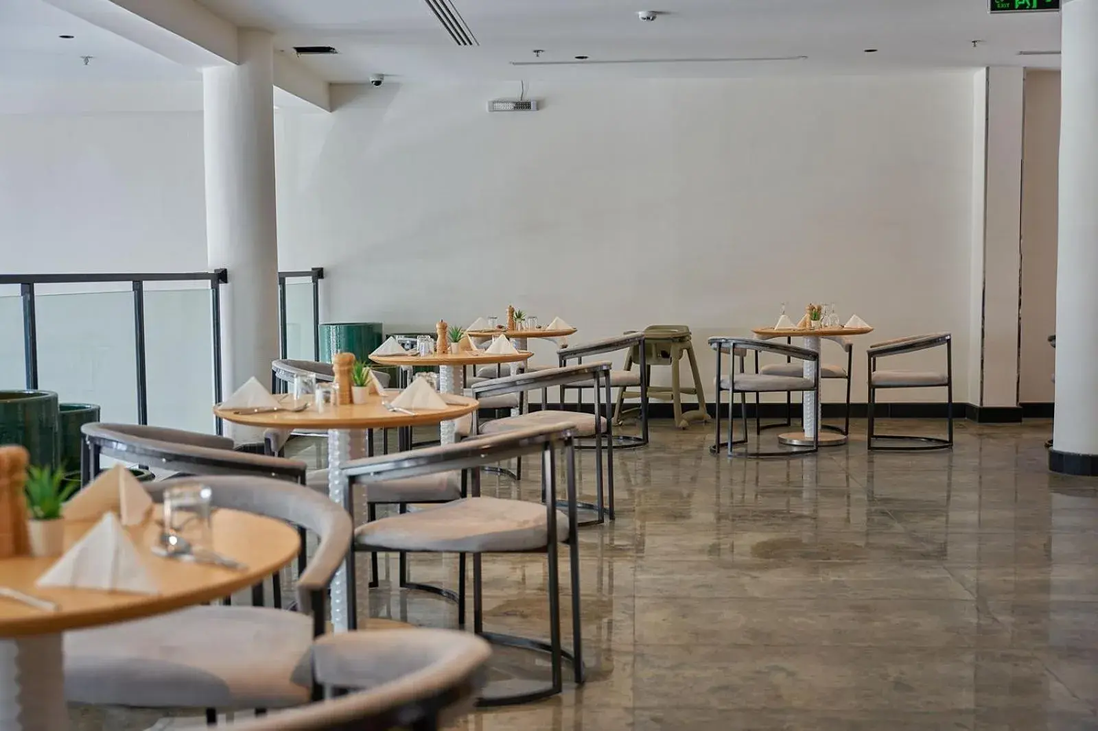 Restaurant/places to eat in Marvelous Hotel Restaurant/places to eat in Marvelous Hotel