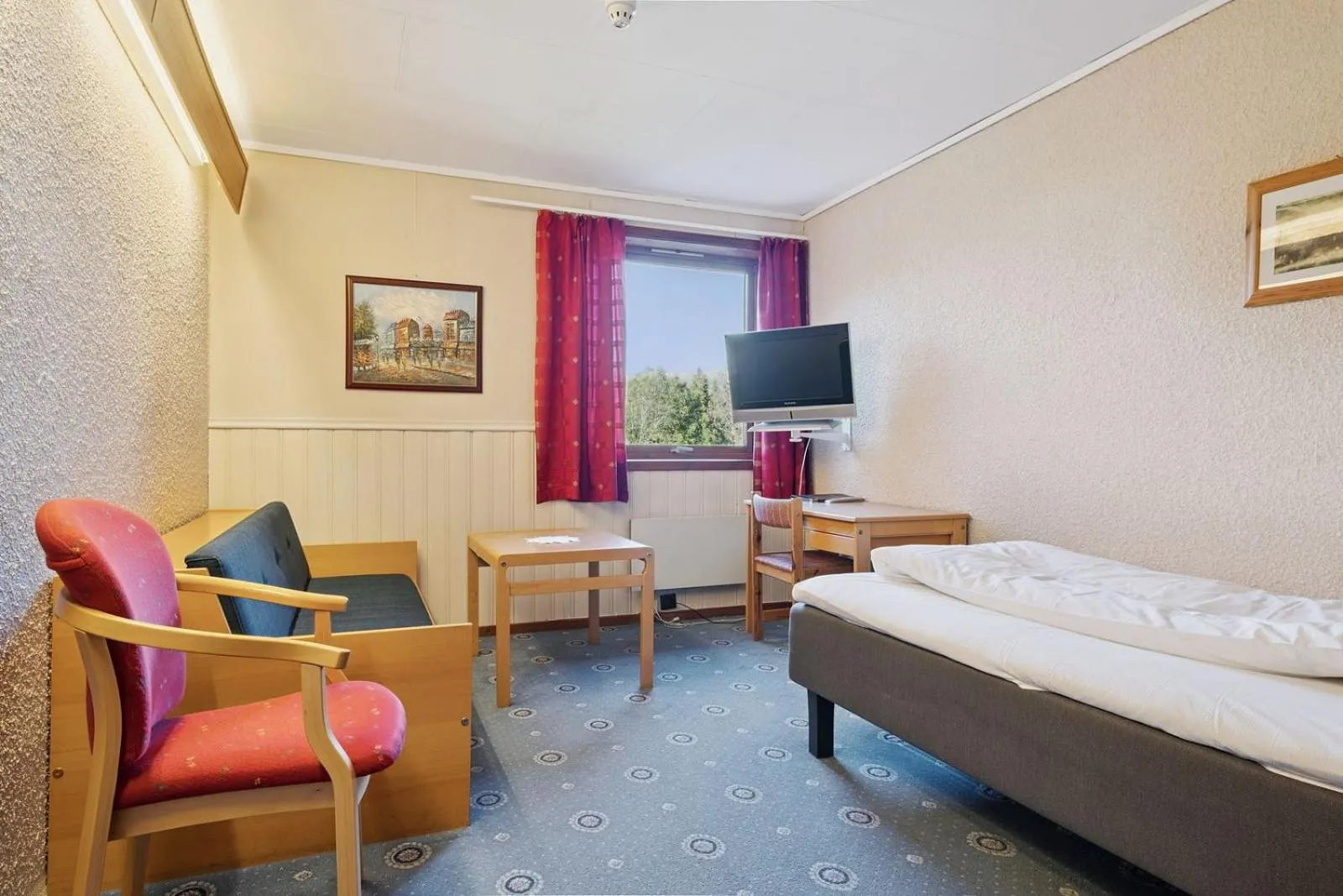Photo of the whole room, Bed in Heia Gjestegård