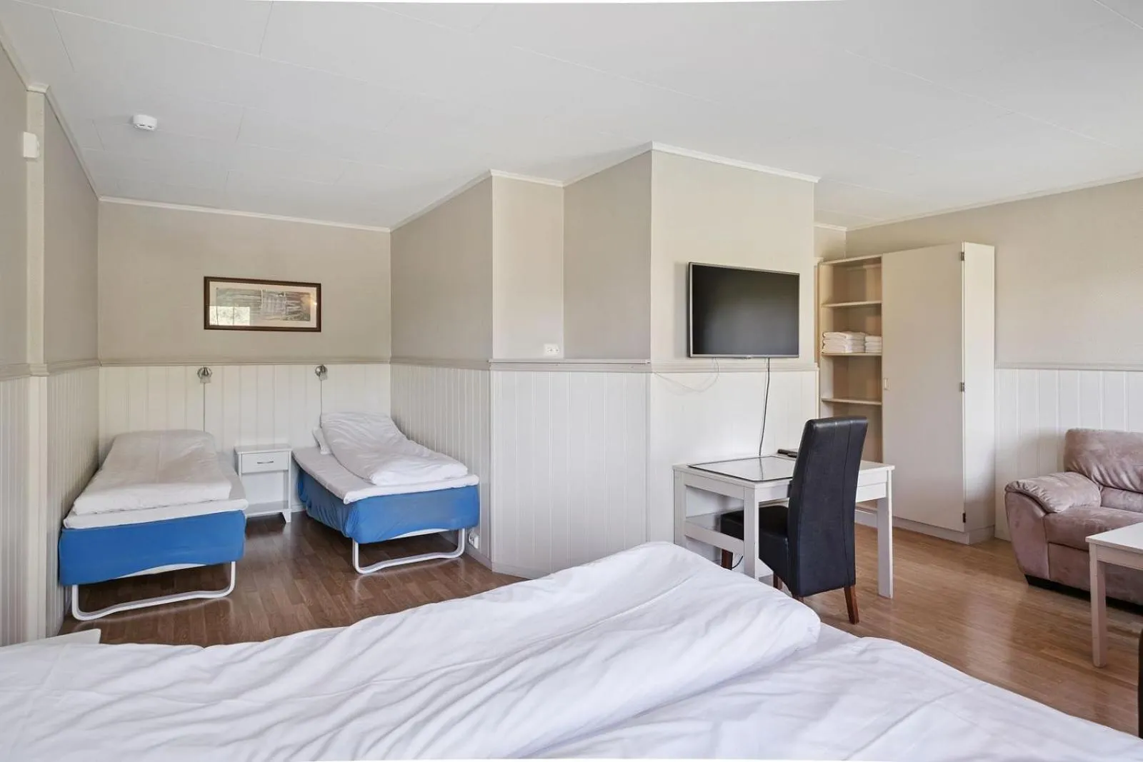 Photo of the whole room, Bed in Heia Gjestegård