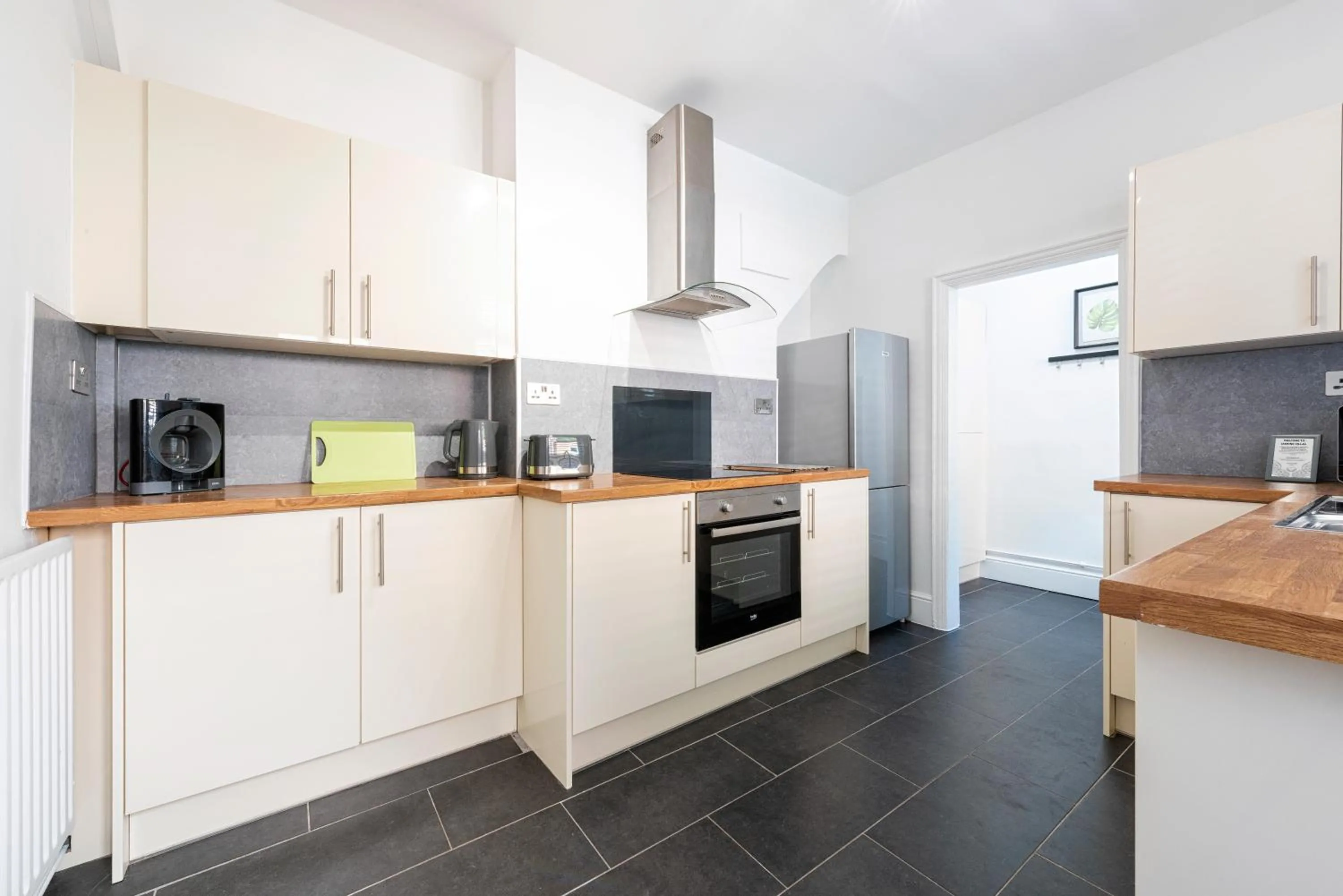 kitchen in Jasmine Villa B - Ideal for QMC & Uni - Free parking