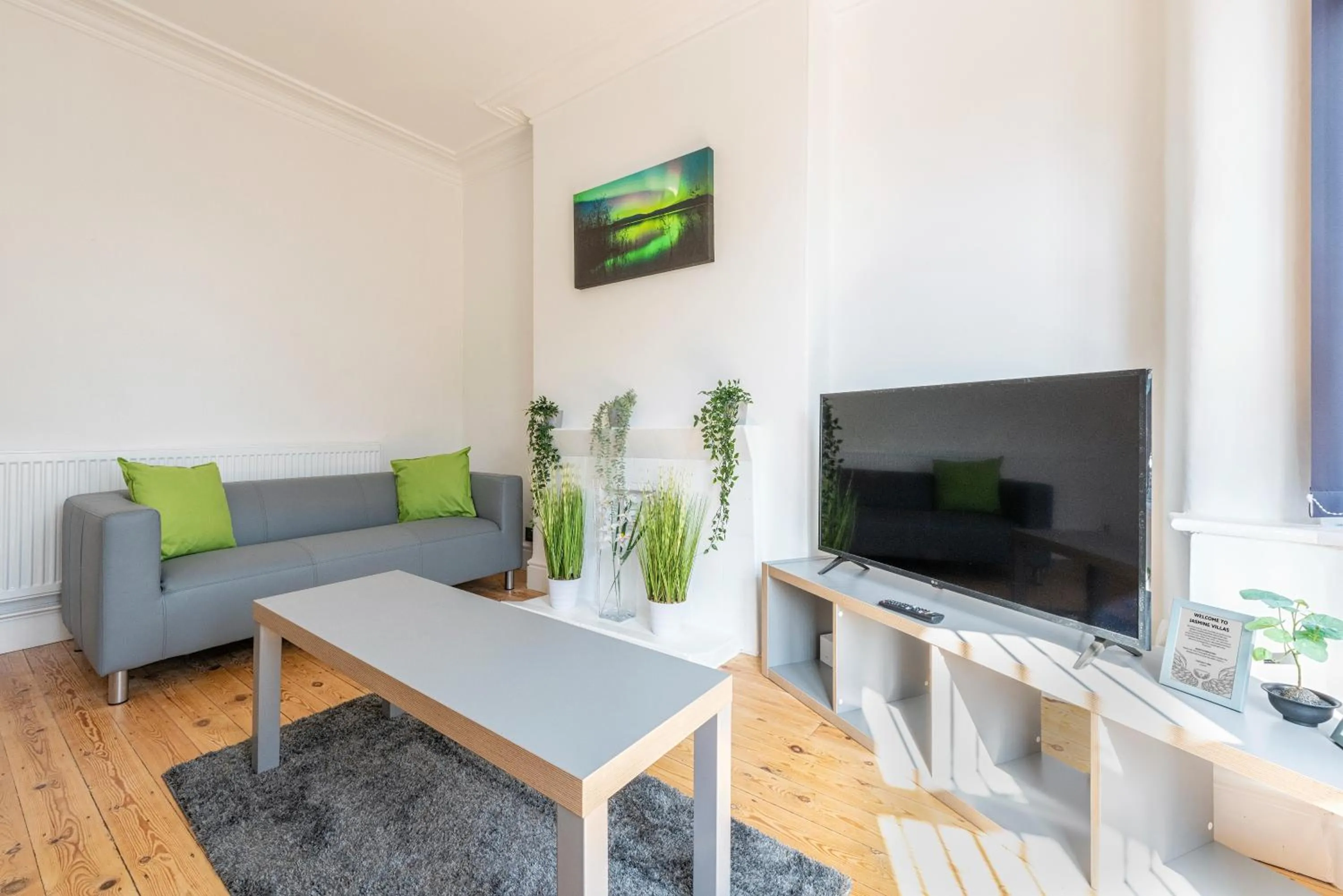 Living room in Jasmine Villa B - Ideal for QMC & Uni - Free parking