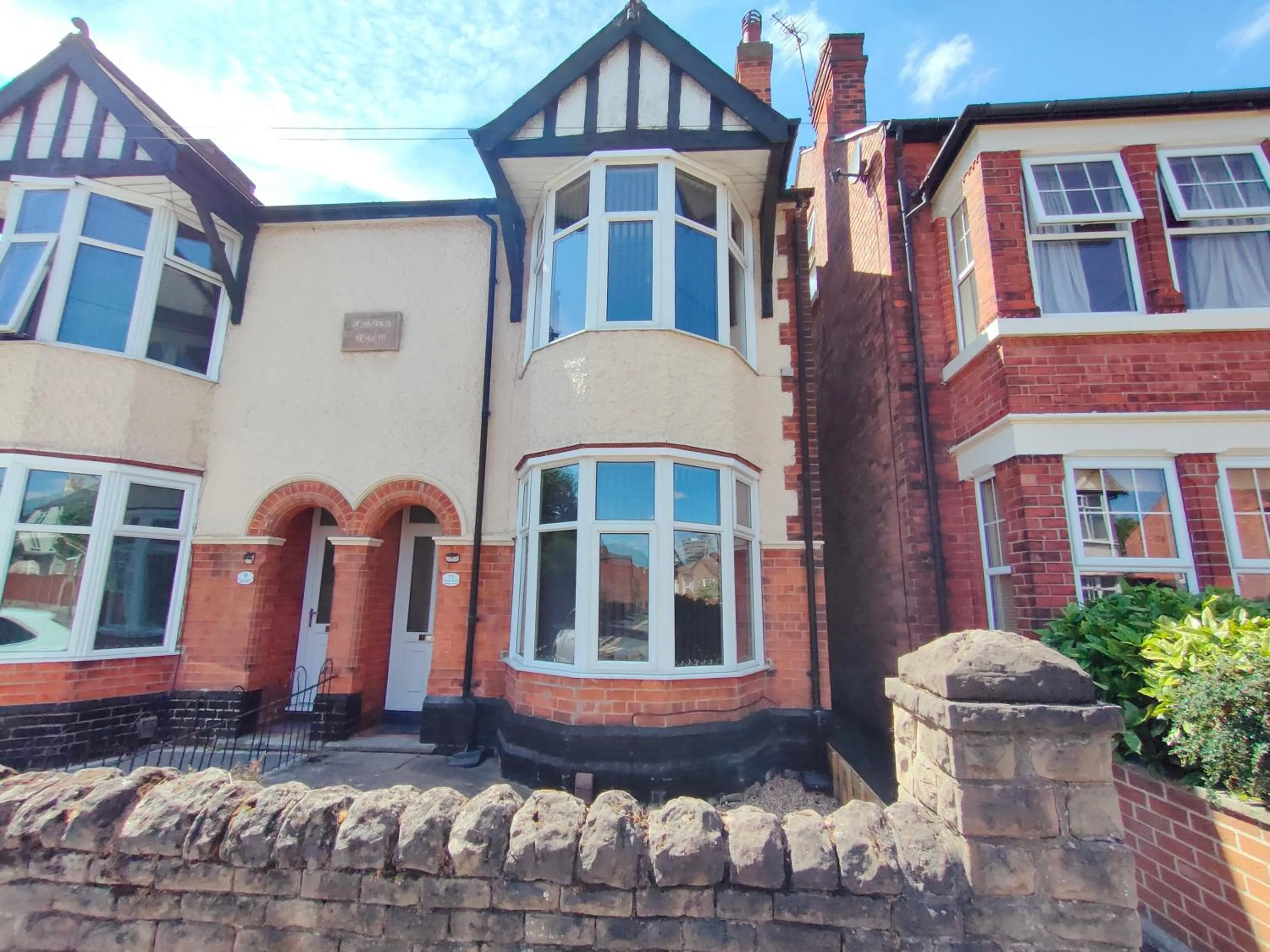Facade/entrance in Jasmine Villa B - Ideal for QMC & Uni - Free parking