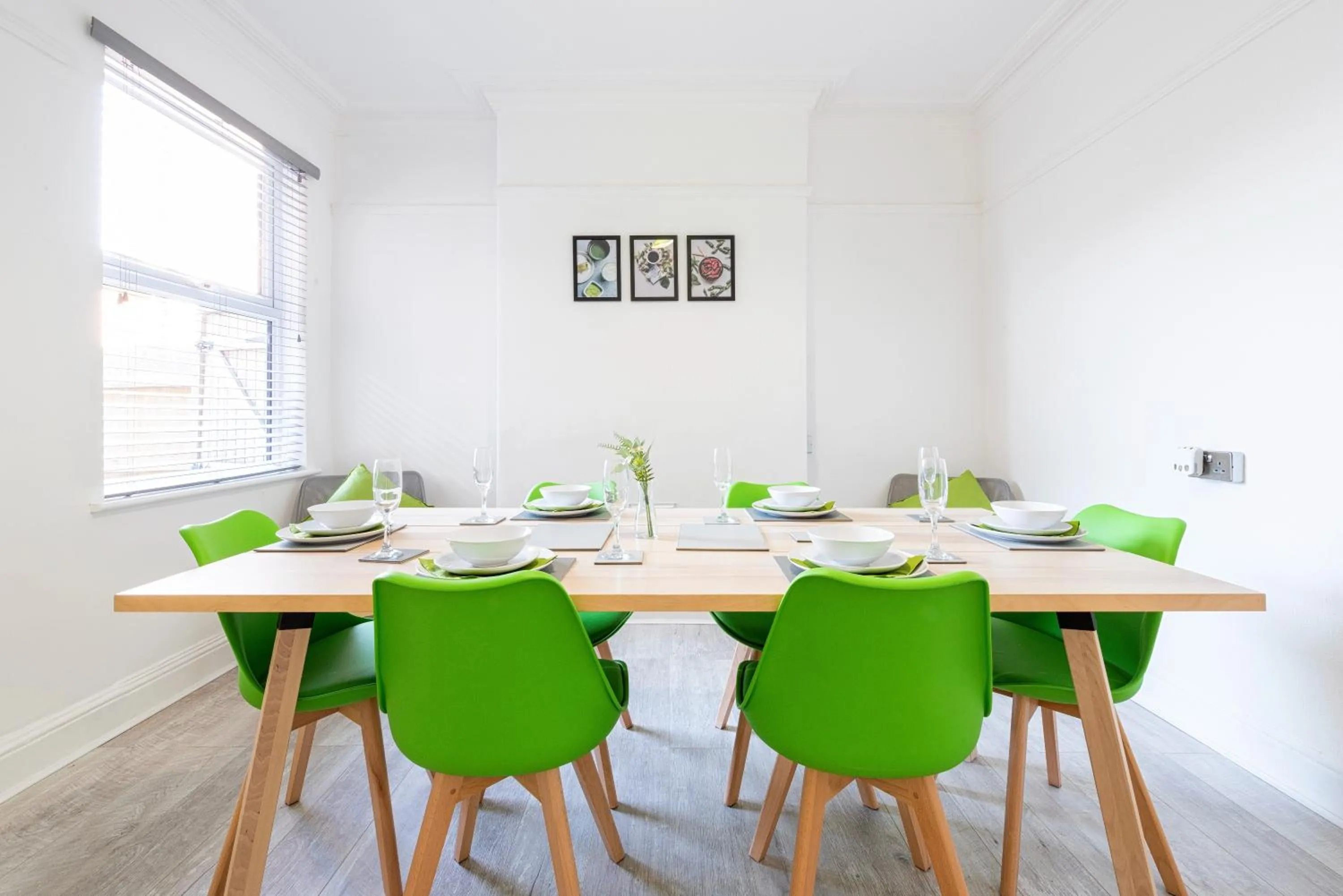 Dining area in Jasmine Villa B - Ideal for QMC & Uni - Free parking