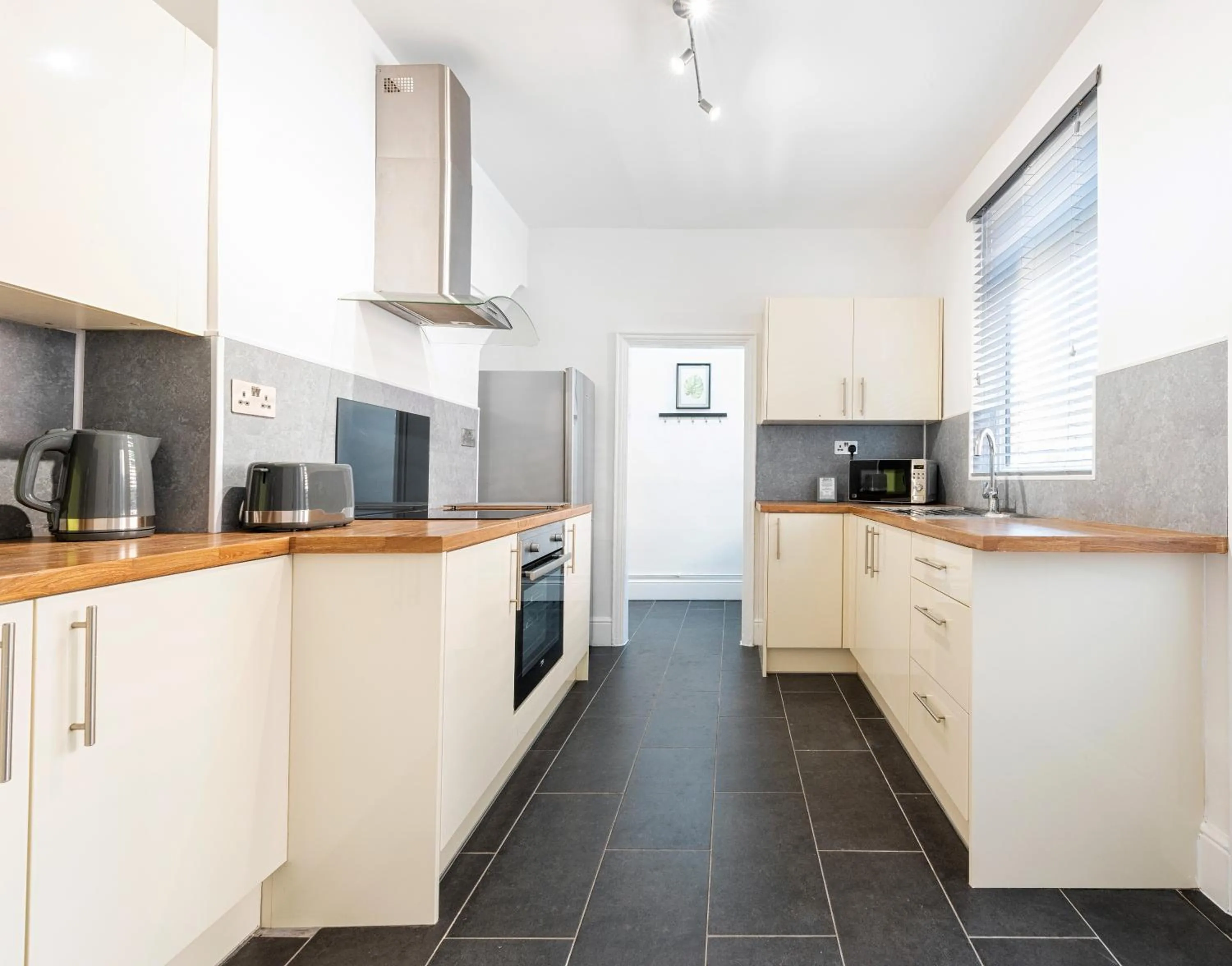 kitchen in Jasmine Villa B - Ideal for QMC & Uni - Free parking