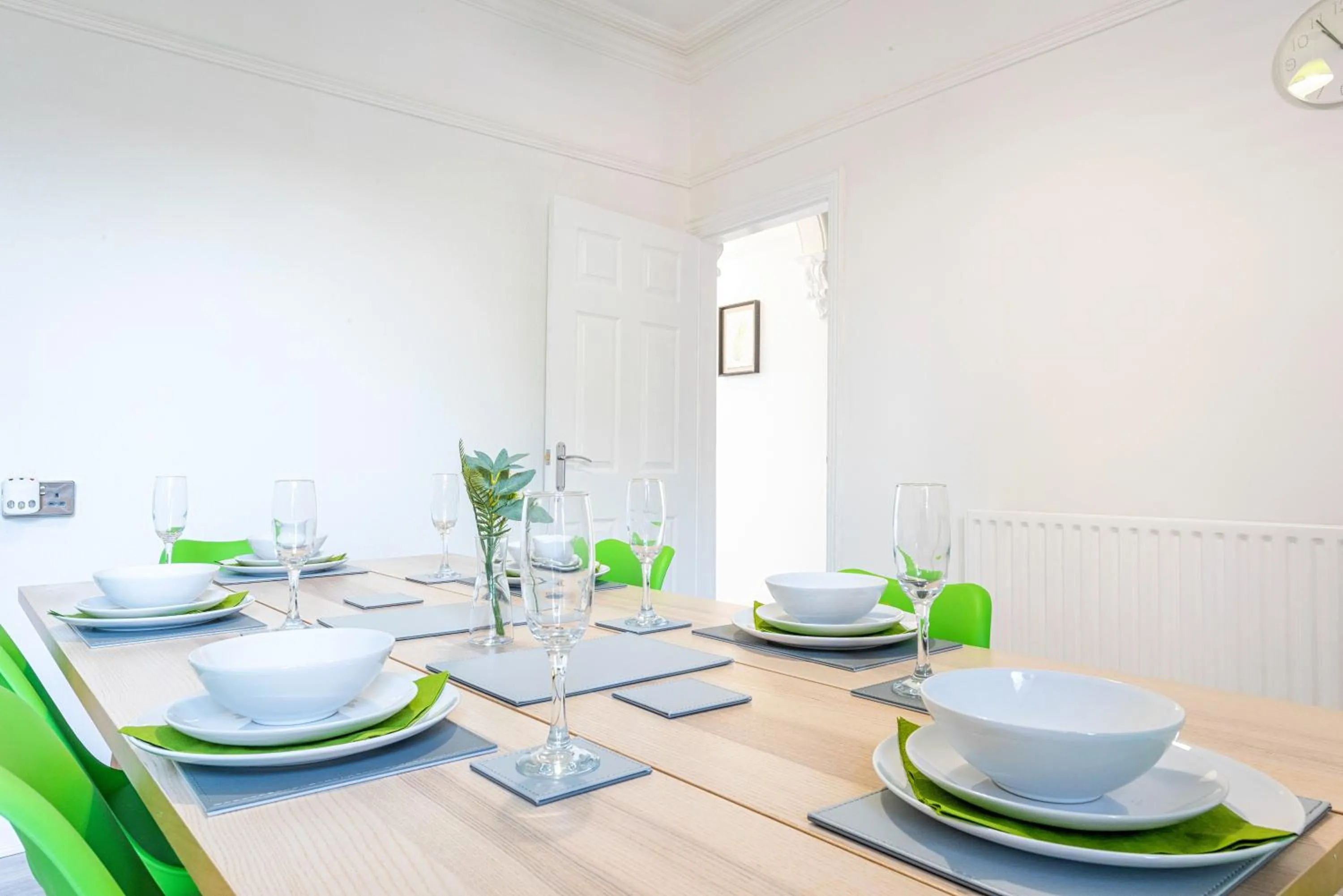 Dining area in Jasmine Villa B - Ideal for QMC & Uni - Free parking