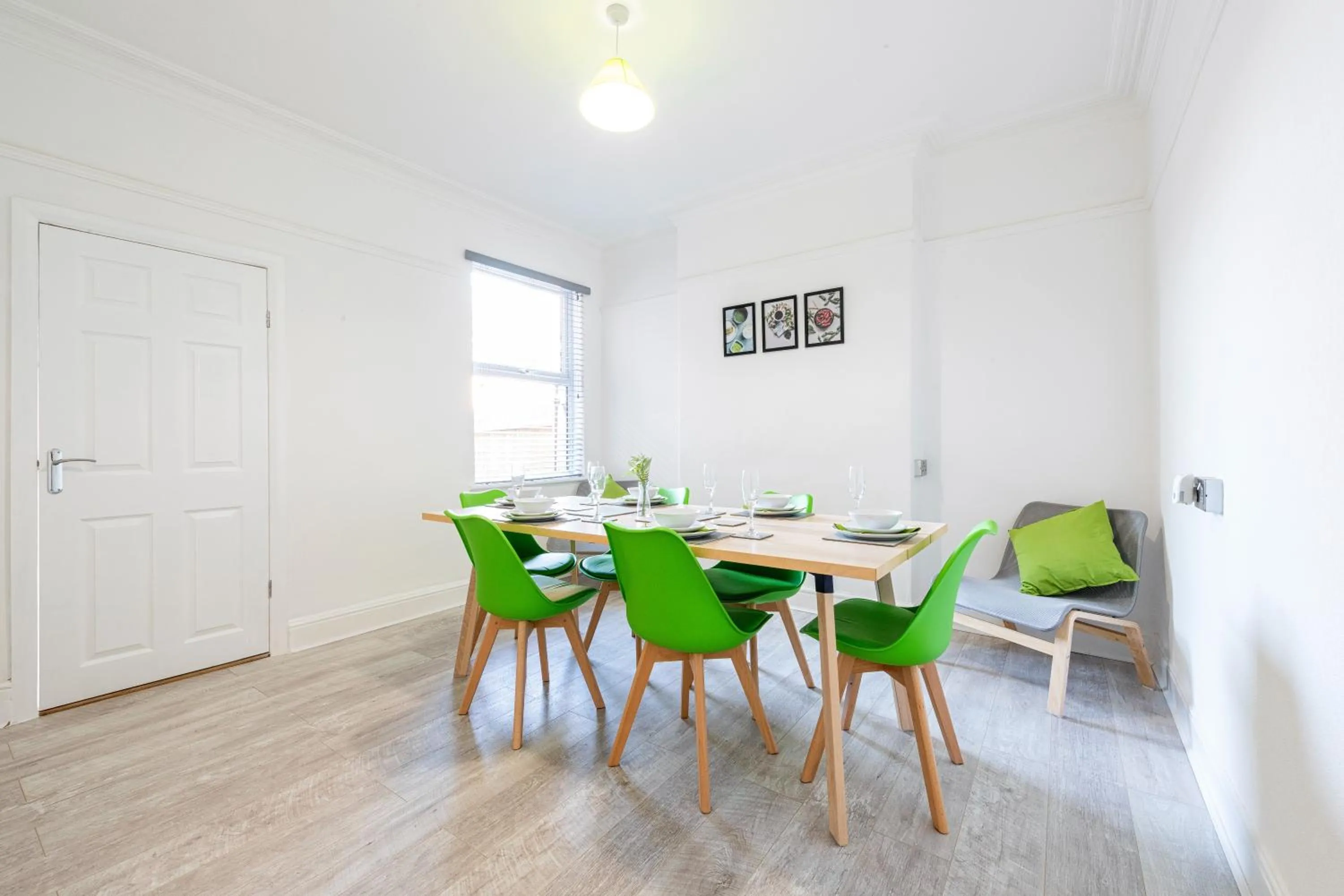 Dining area in Jasmine Villa B - Ideal for QMC & Uni - Free parking
