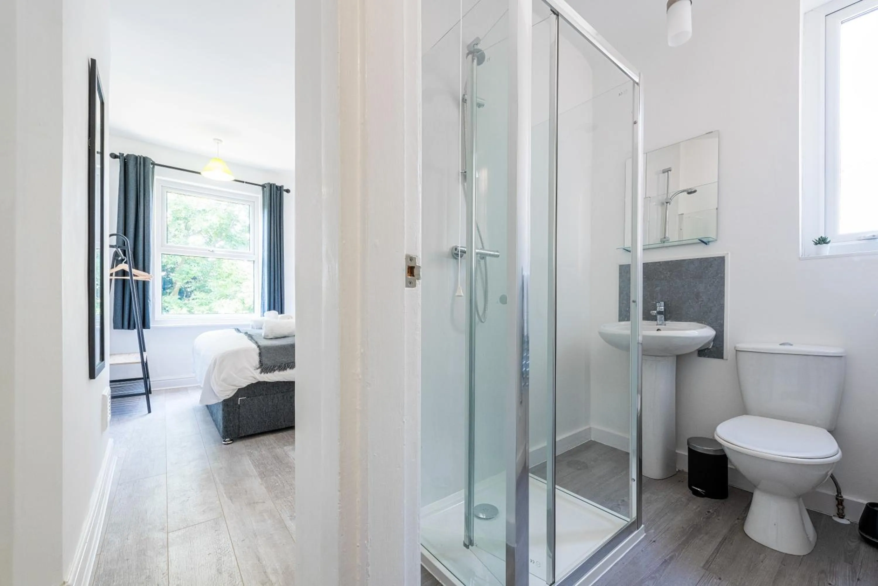 Bathroom in Jasmine Villa B - Ideal for QMC & Uni - Free parking