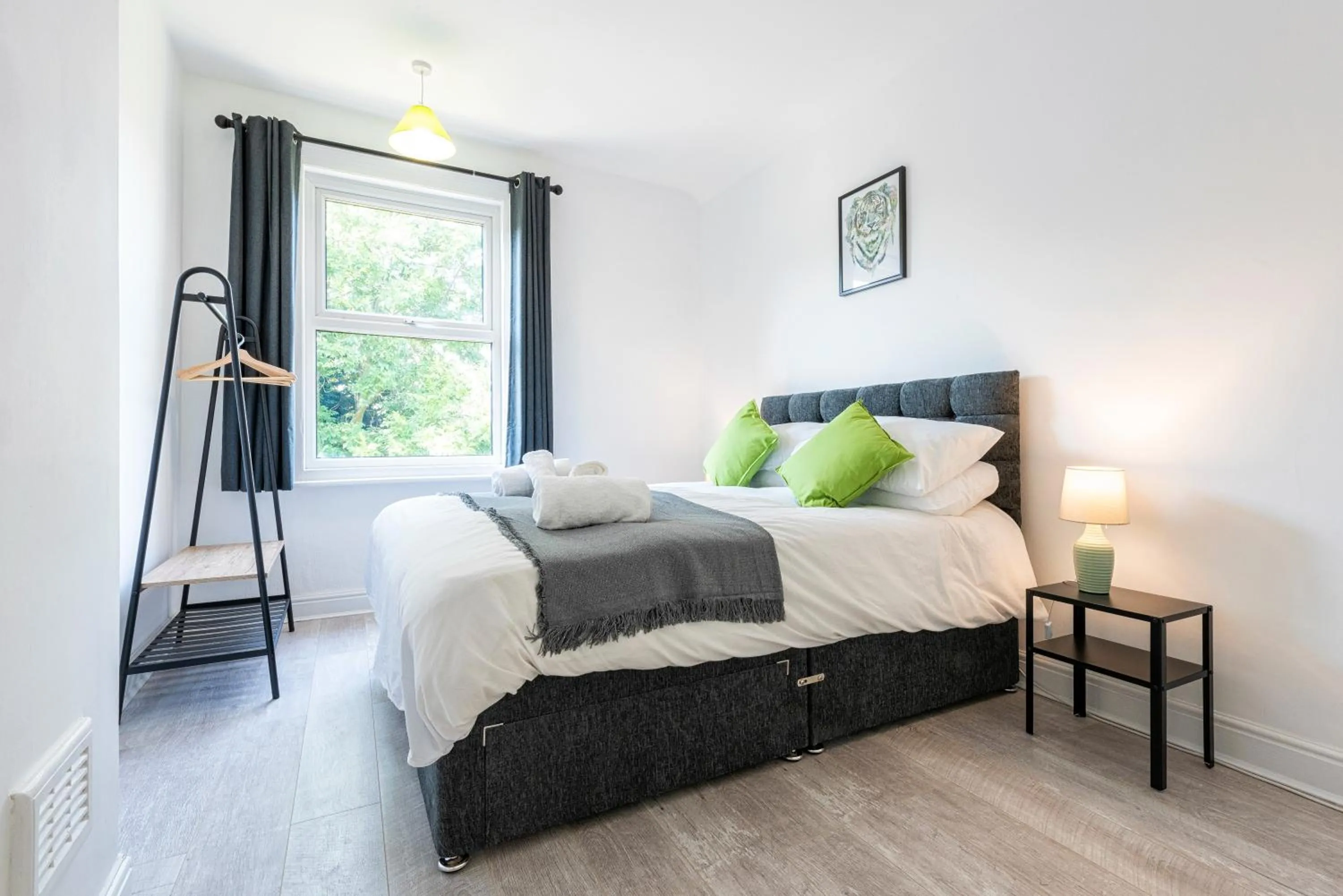 Bedroom, Bed in Jasmine Villa B - Ideal for QMC & Uni - Free parking