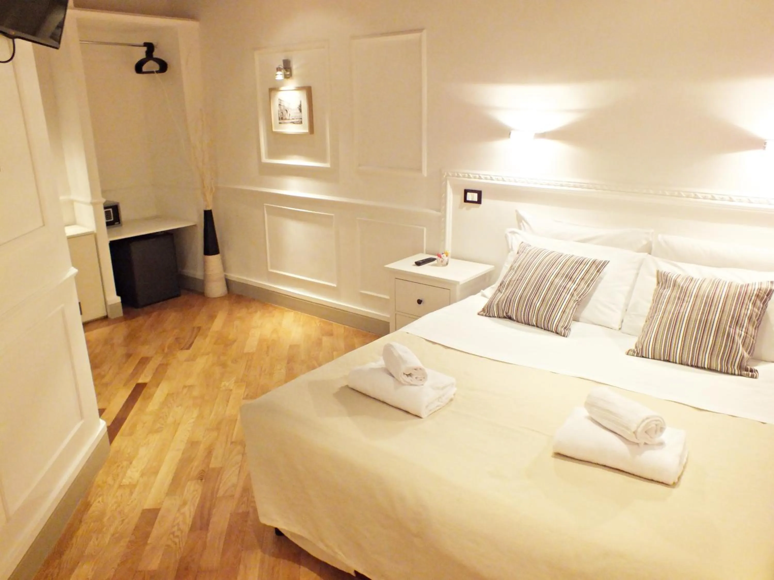 Bedroom, Bed in Domus Ester