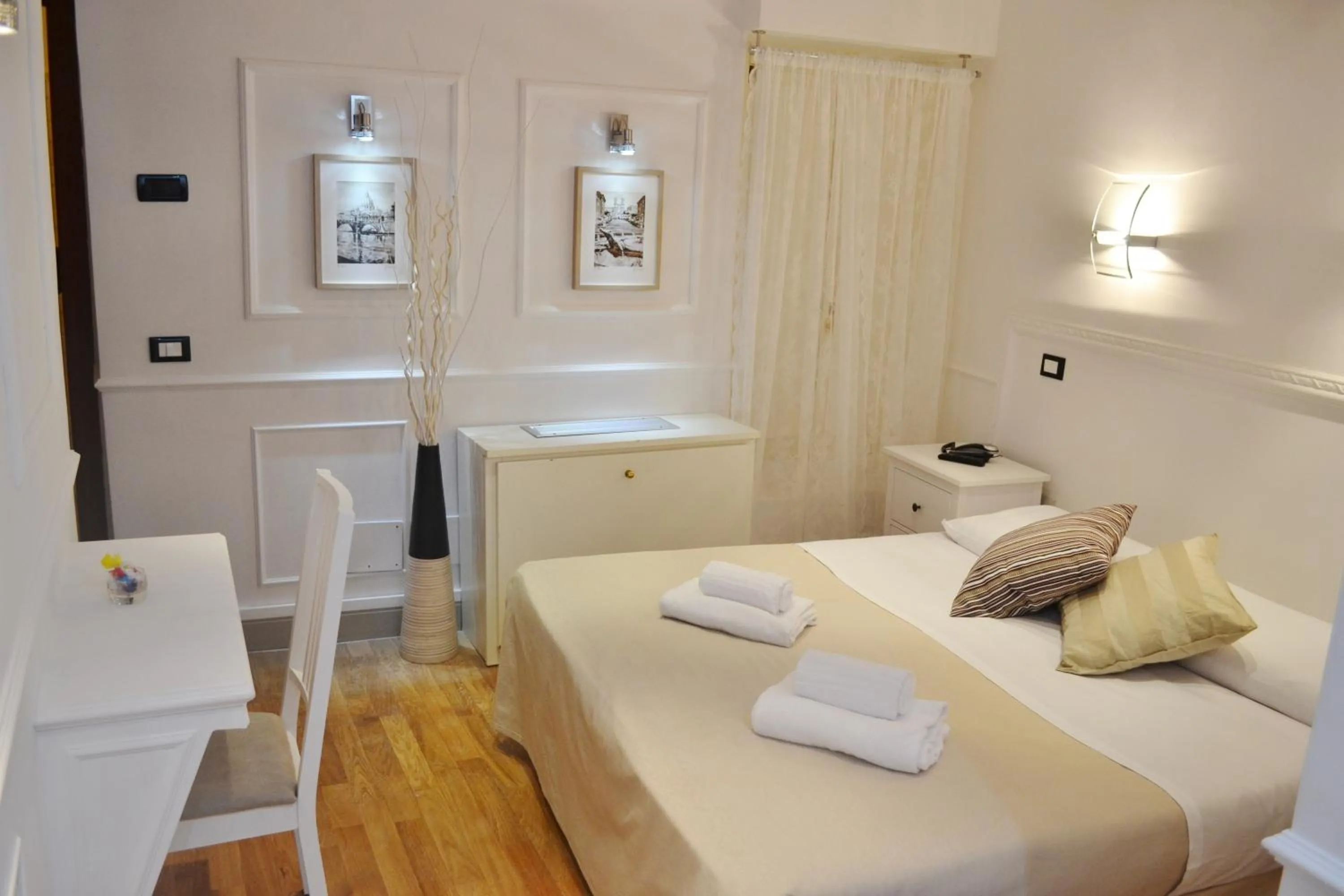 Bedroom, Bed in Domus Ester