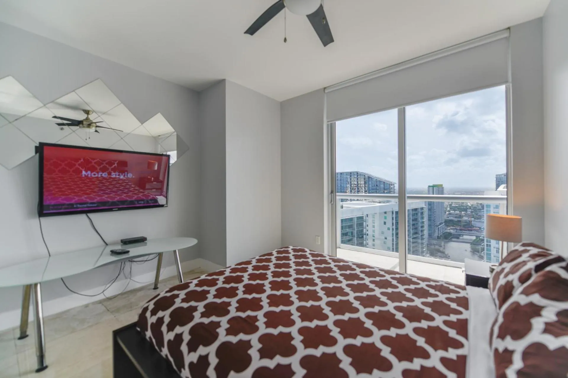 Bed in Wonderful 2/2 Condo at Icon Brickell With Pool