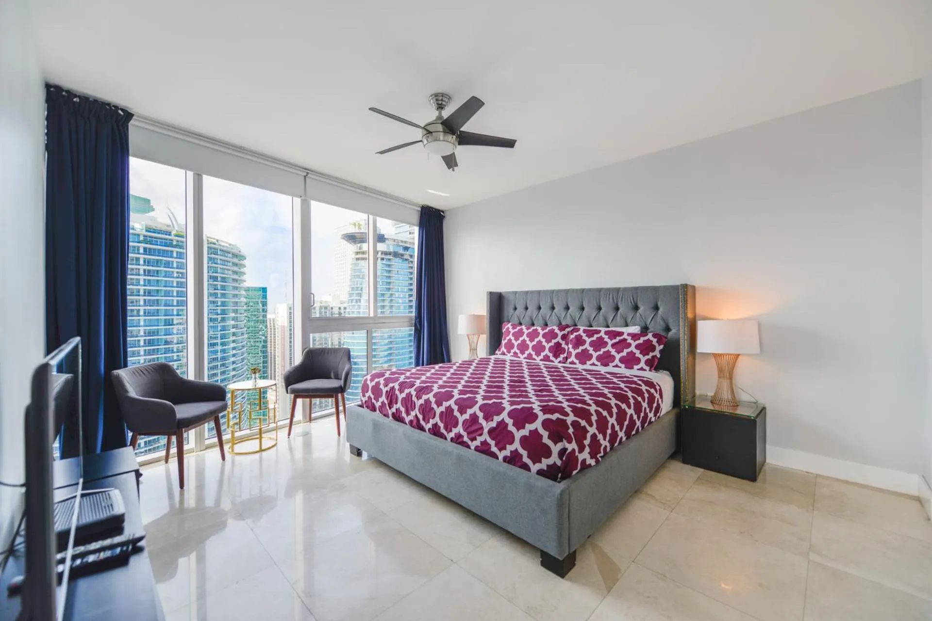 Bed in Wonderful 2/2 Condo at Icon Brickell With Pool