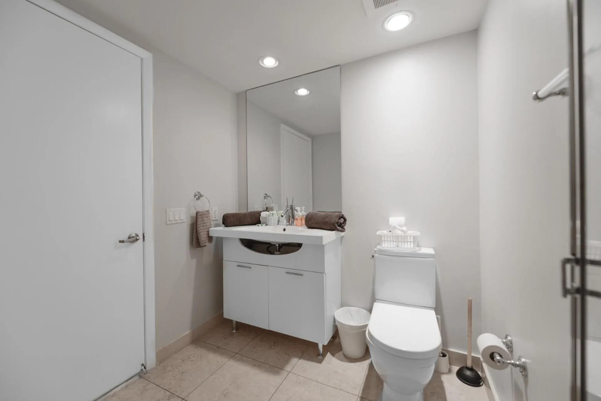 Toilet in Wonderful 2/2 Condo at Icon Brickell With Pool