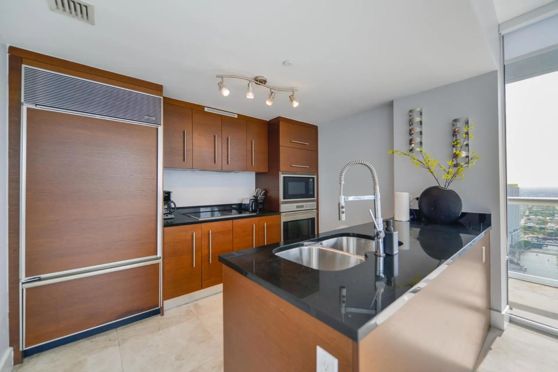 Kitchen or kitchenette in Wonderful 2/2 Condo at Icon Brickell With Pool
