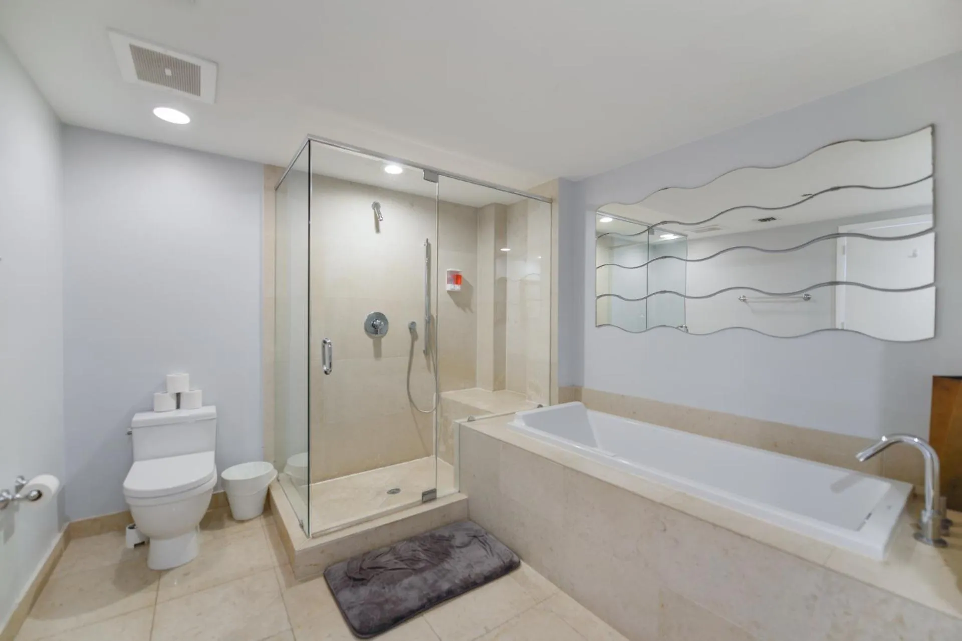 Shower in Wonderful 2/2 Condo at Icon Brickell With Pool