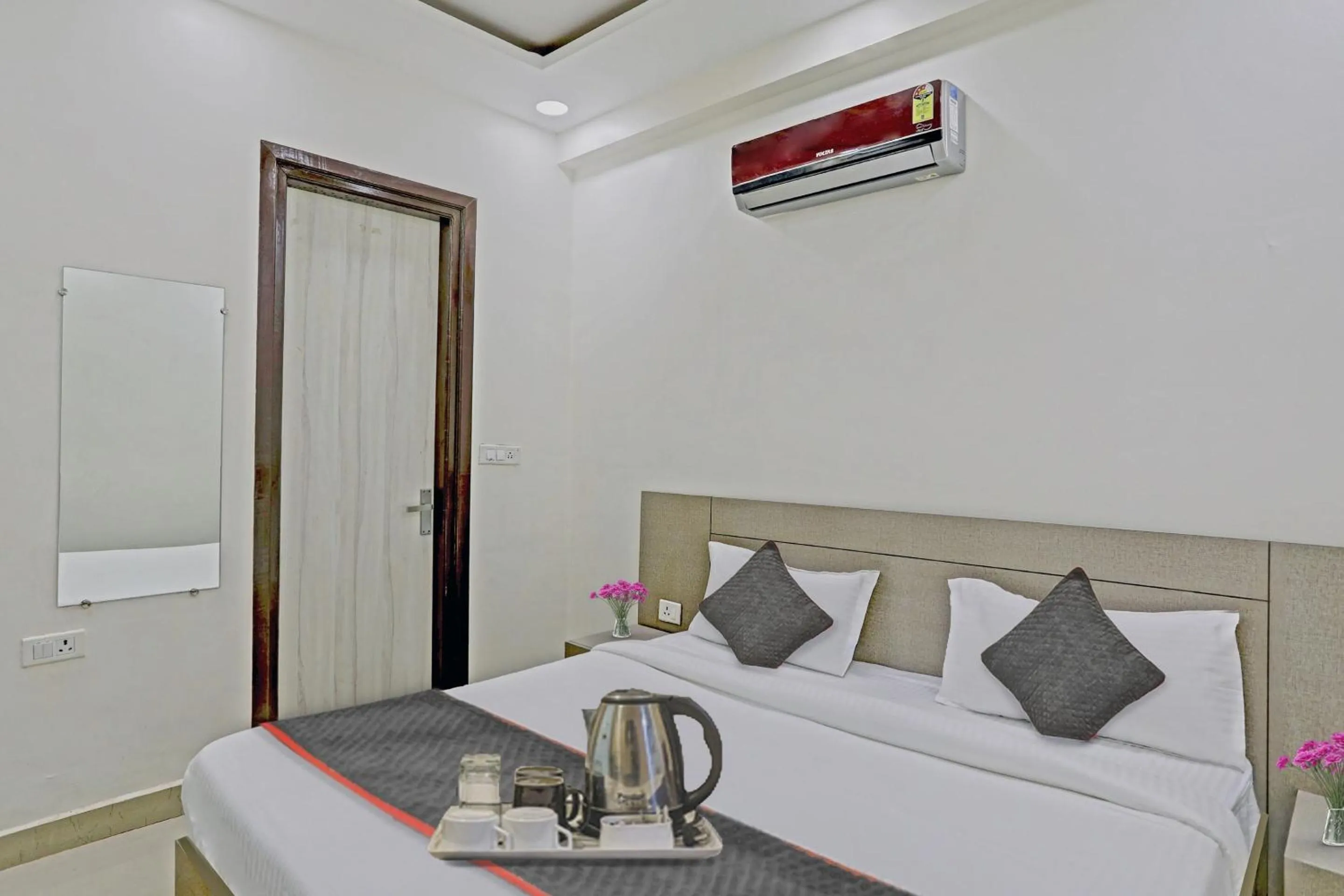 Bedroom, Bed in Super Four Seasons