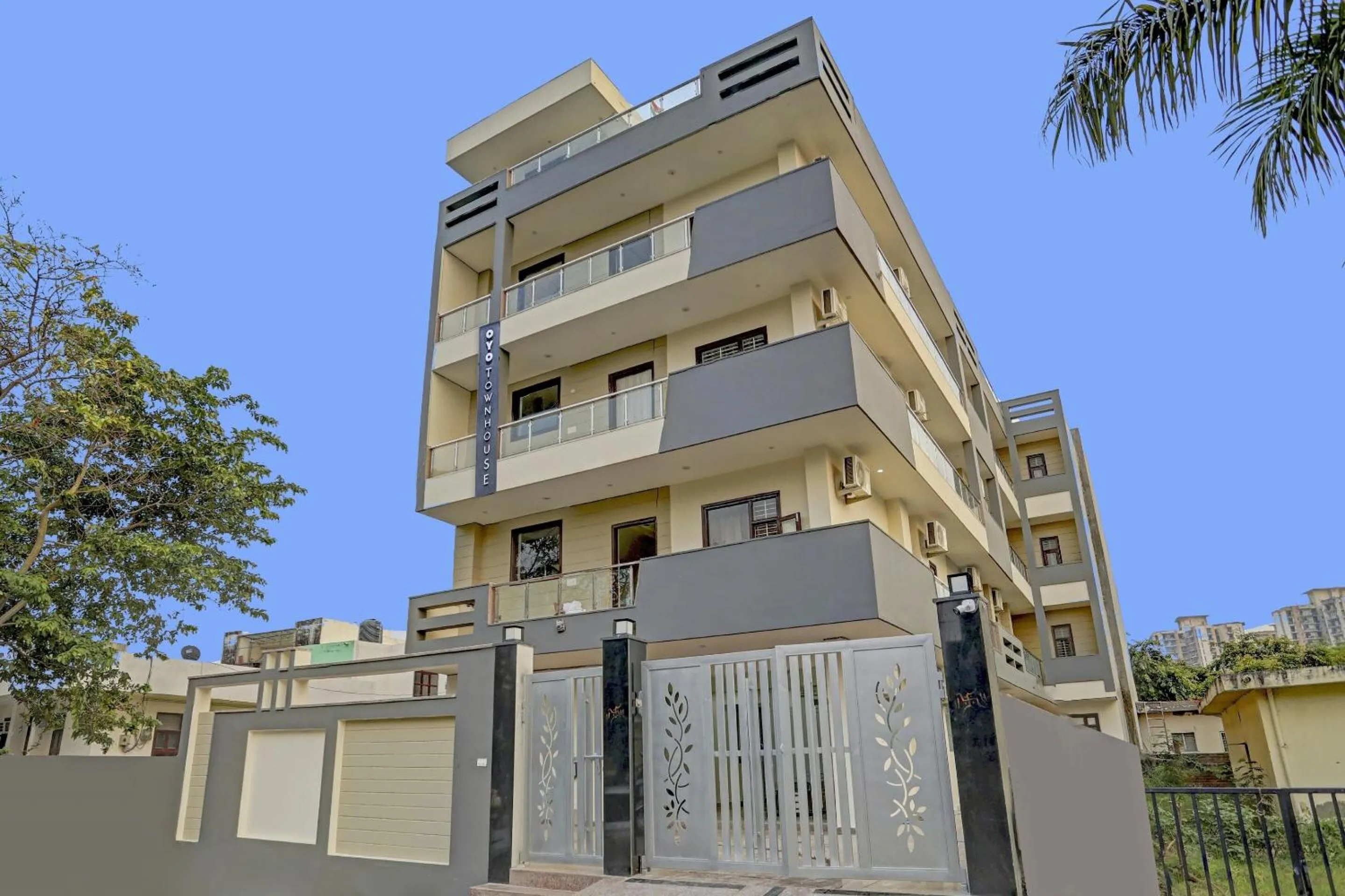 Facade/entrance in Super Four Seasons