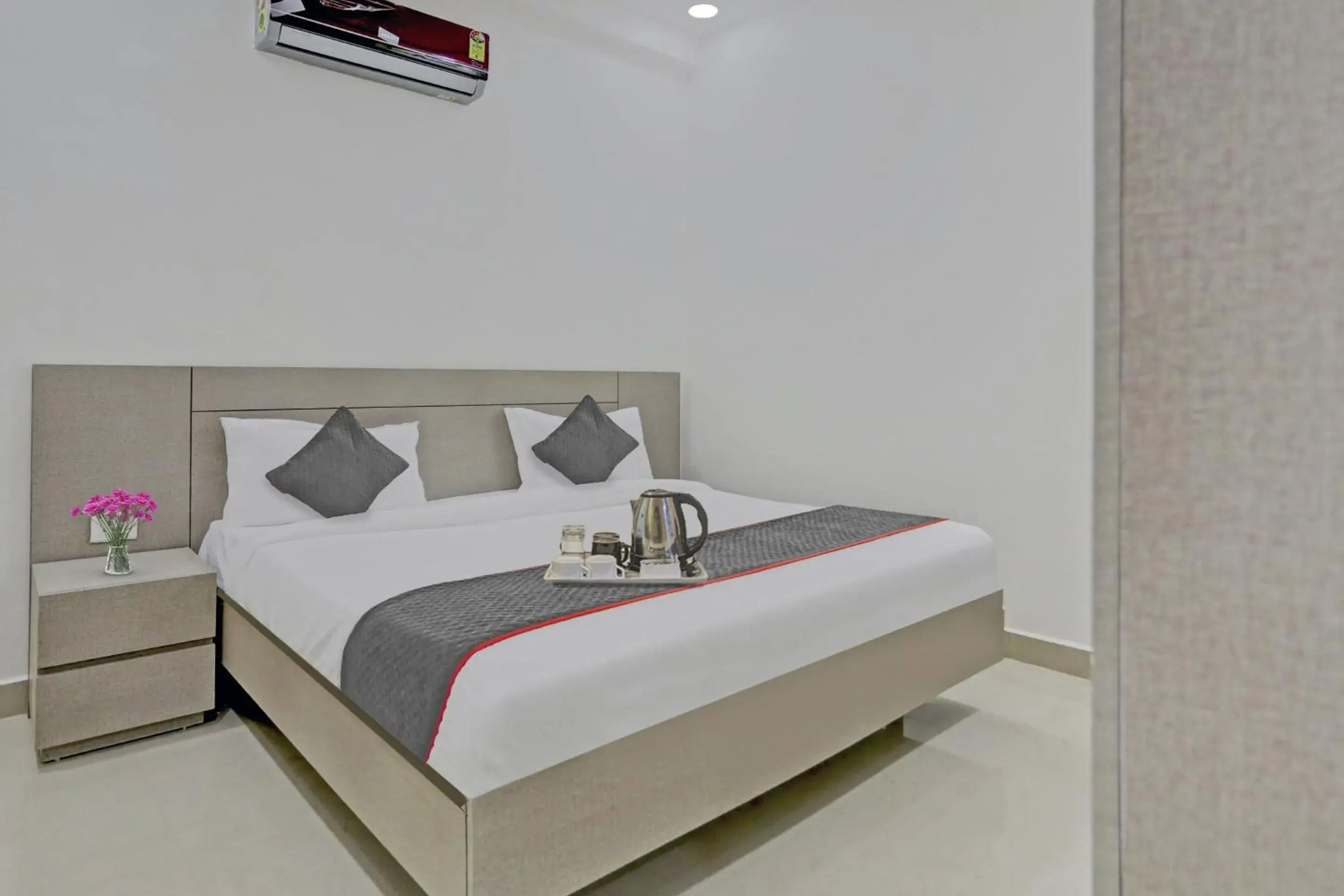 Lobby or reception, Bed in Super Four Seasons Lobby or reception, Bed in Super Four Seasons