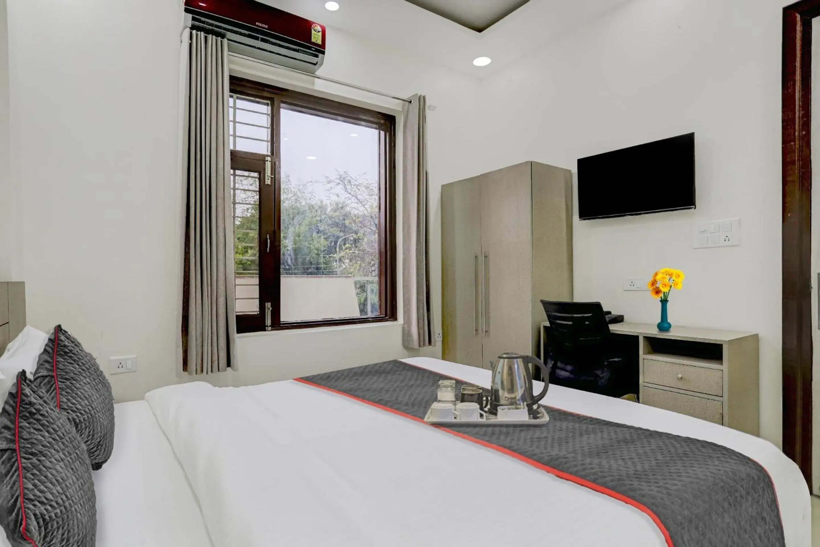 Bedroom, Bed in Super Four Seasons Bedroom, Bed in Super Four Seasons
