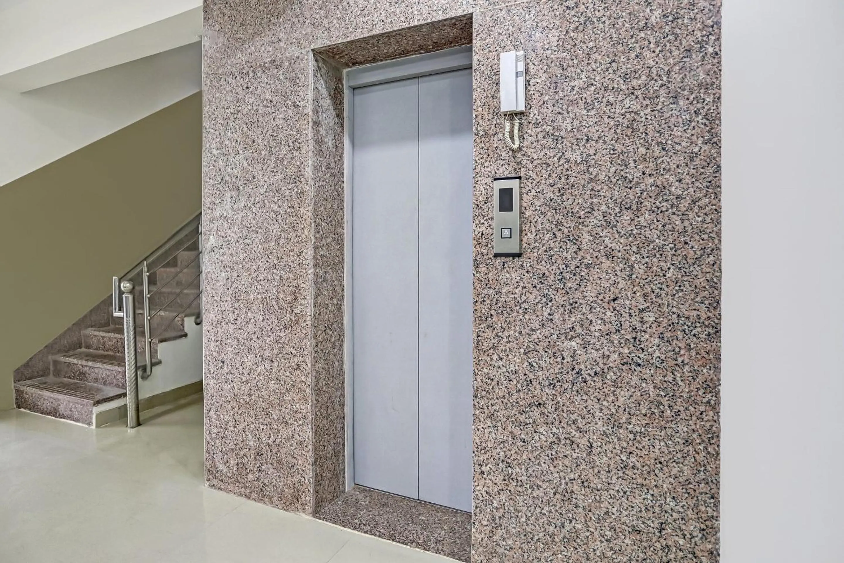 Facade/entrance in Super Four Seasons