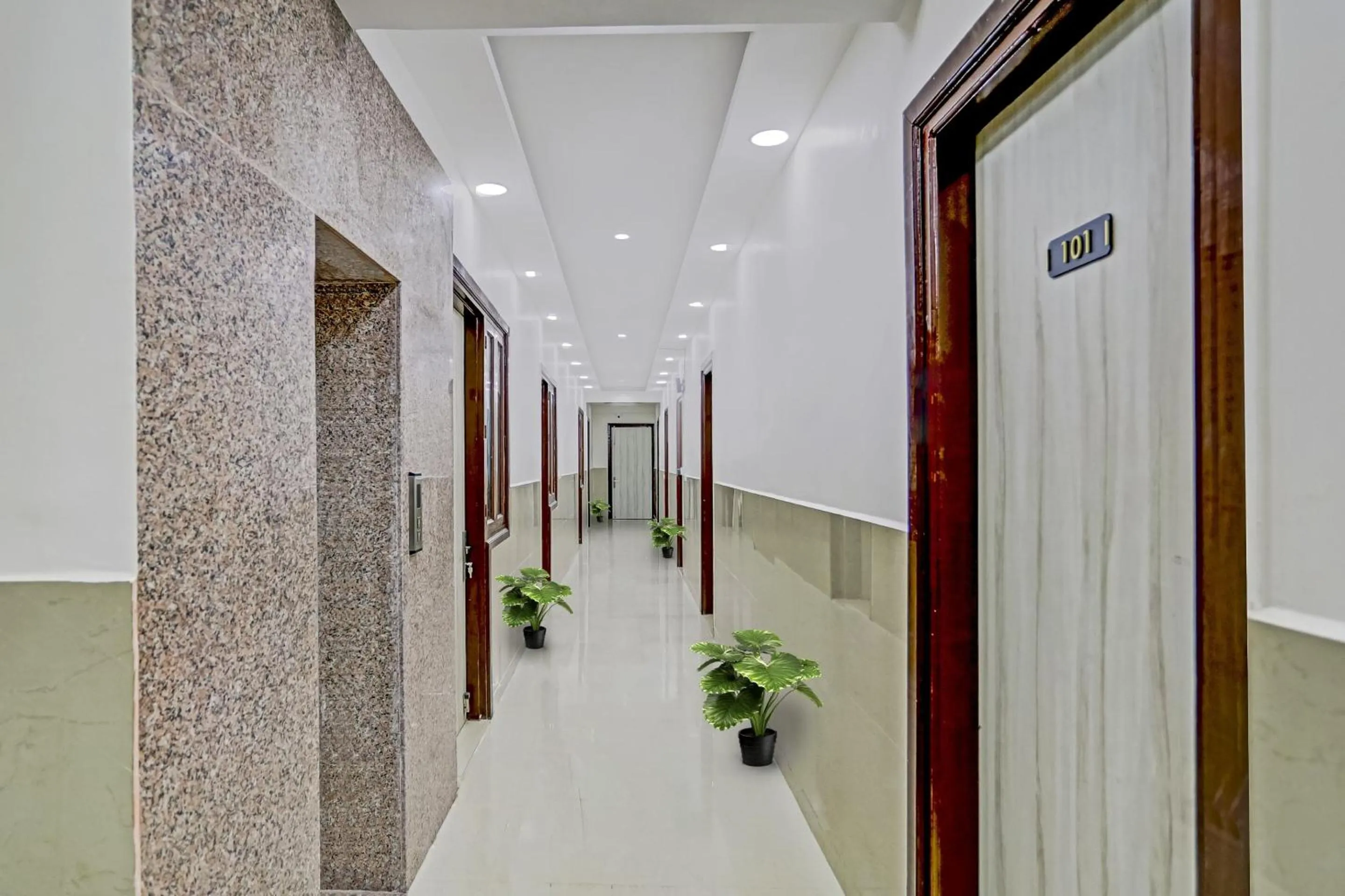 Lobby or reception in Super Four Seasons