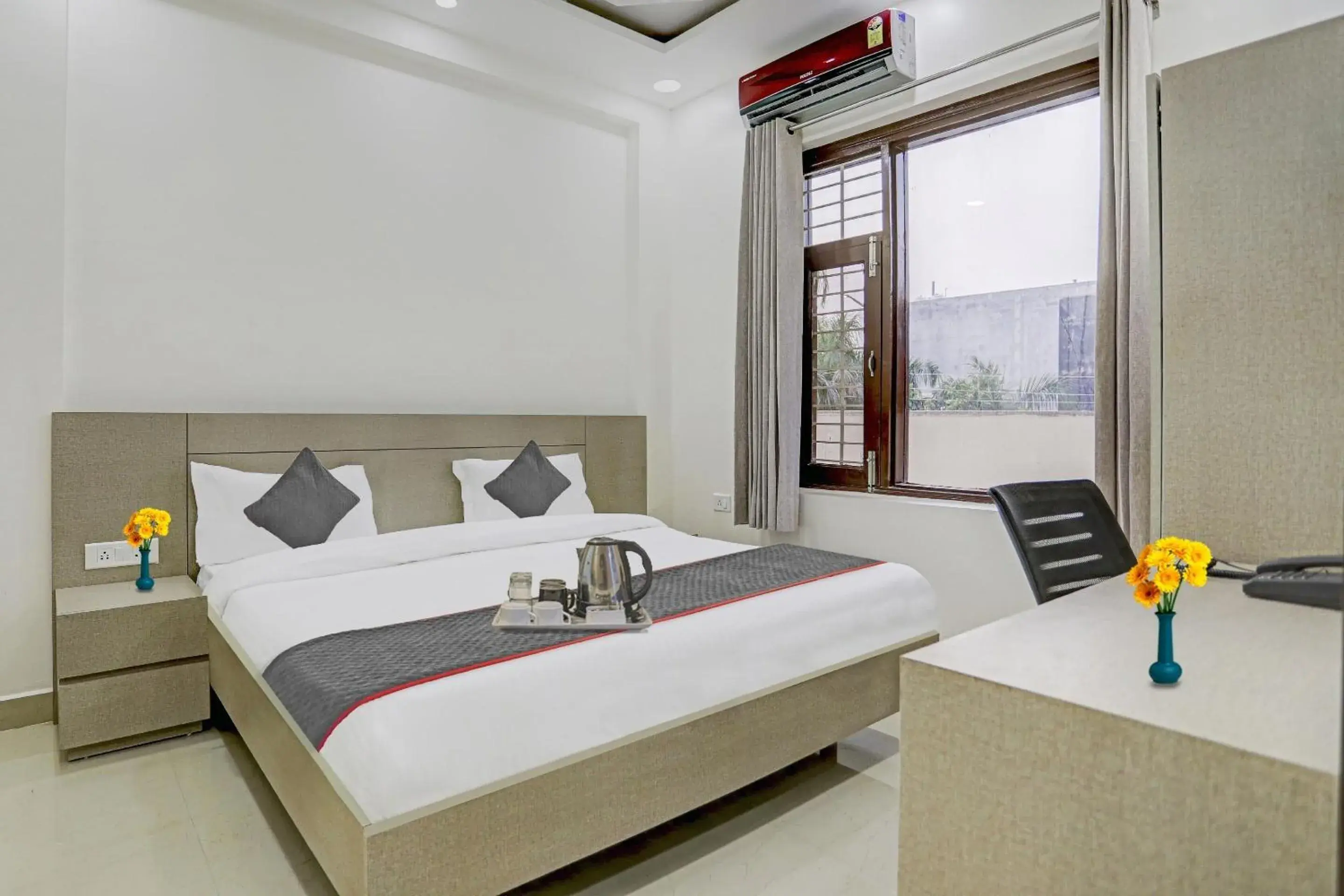 Facade/entrance, Bed in Super Four Seasons Facade/entrance, Bed in Super Four Seasons
