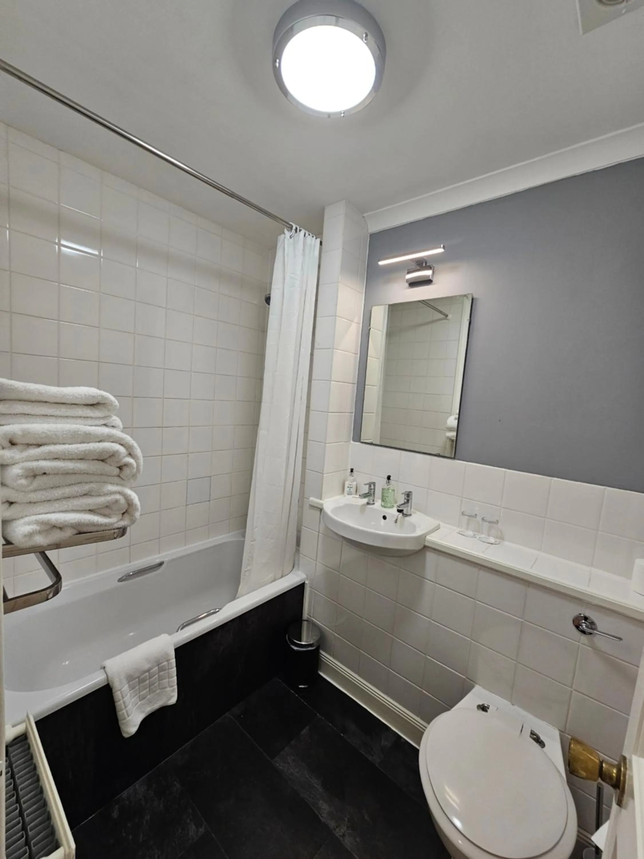 Bathroom in Taychreggan Hotel