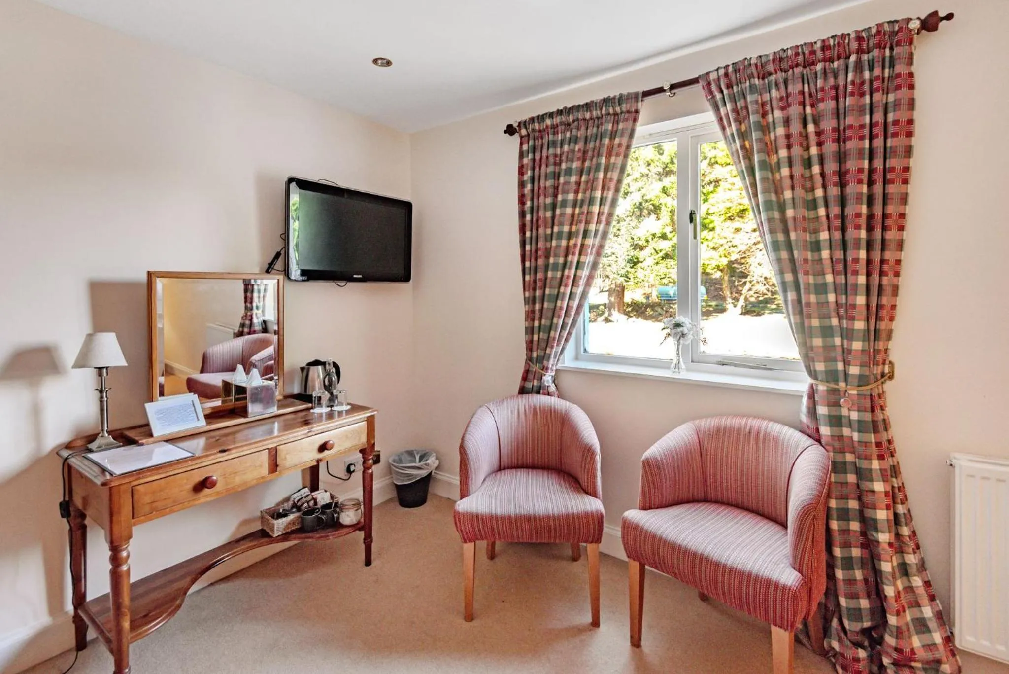 Bedroom in Taychreggan Hotel