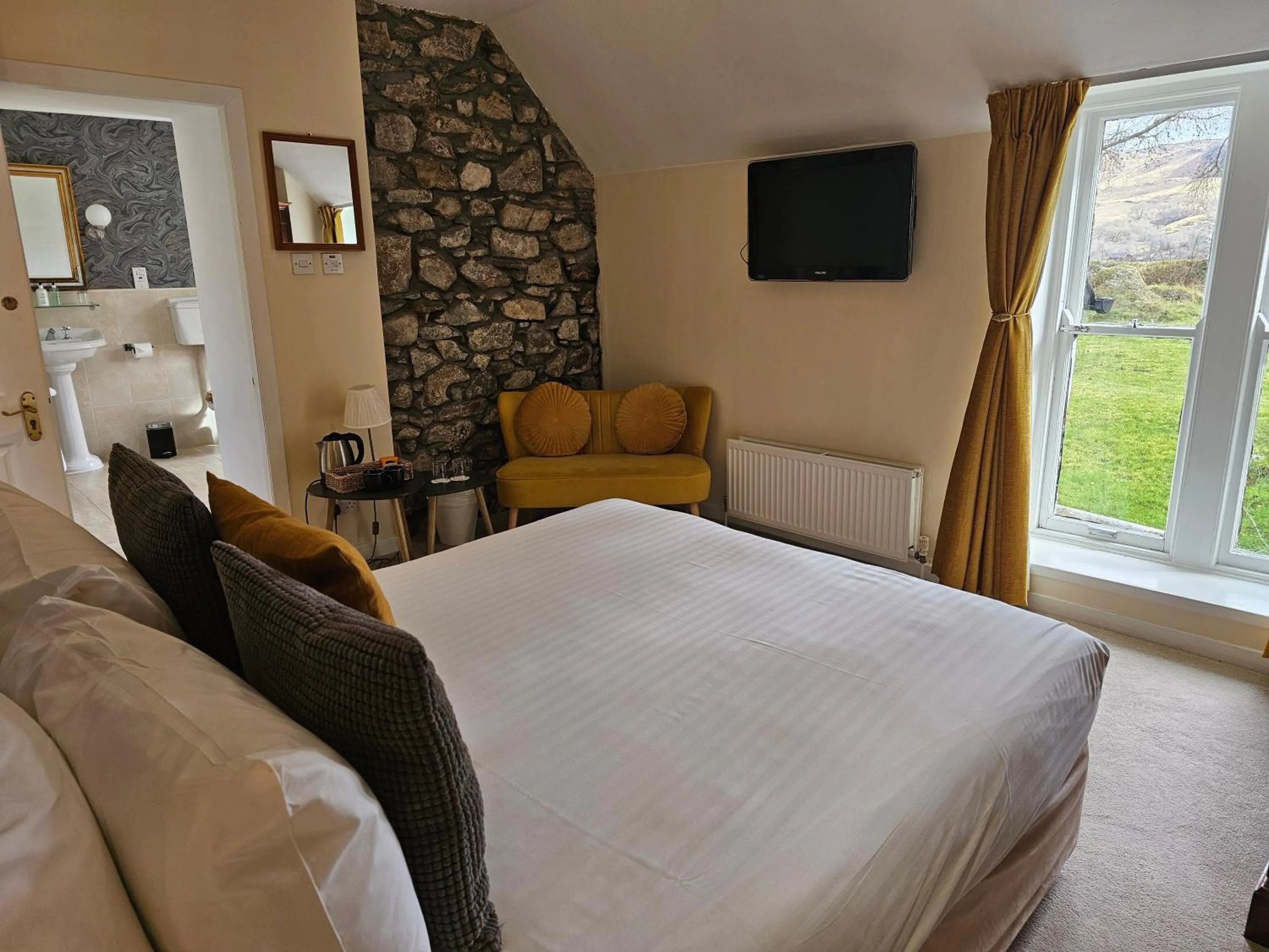 Bed in Taychreggan, Signature Collection by Eight Continents