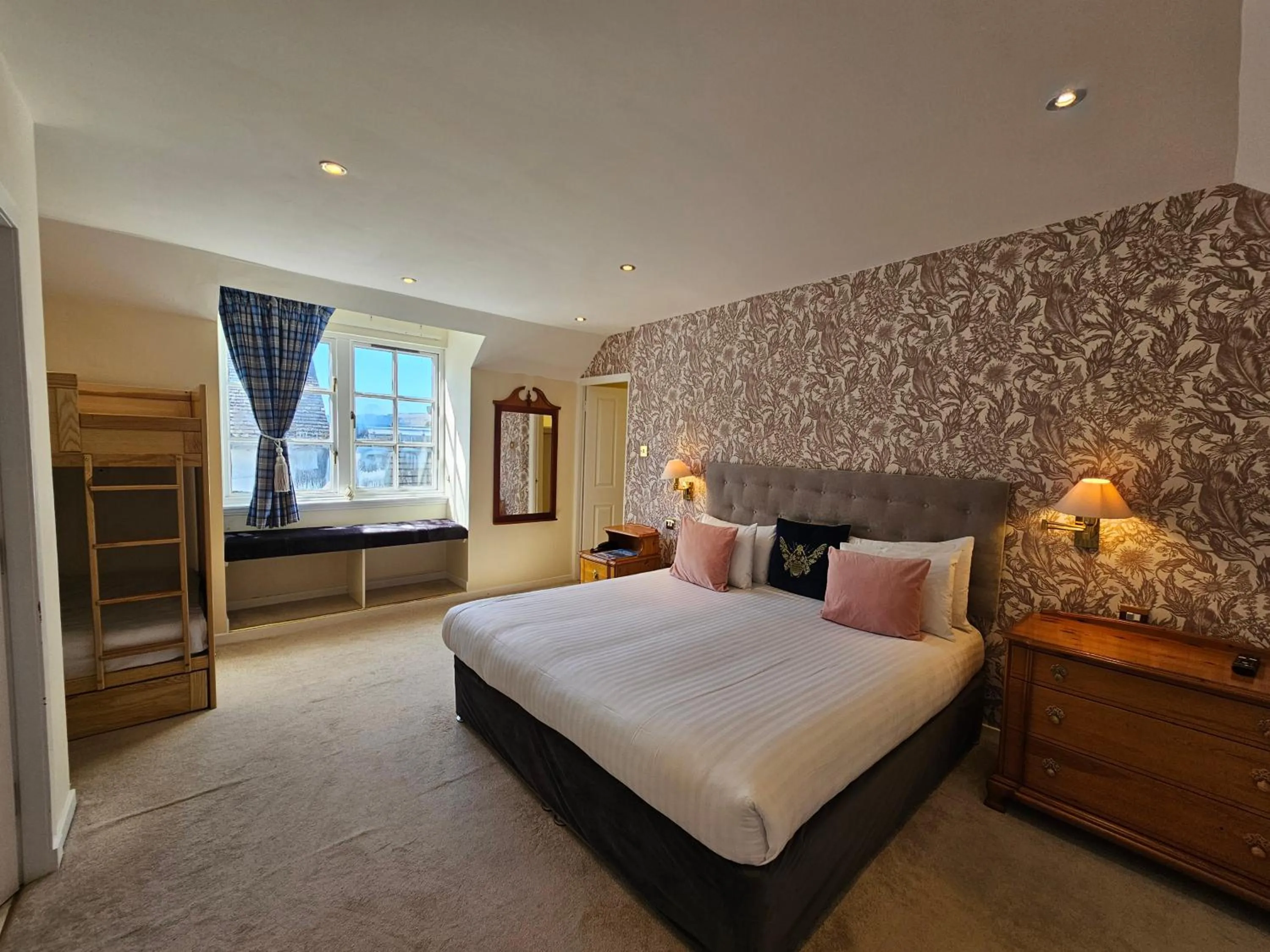 Bedroom, Bed in Taychreggan Hotel