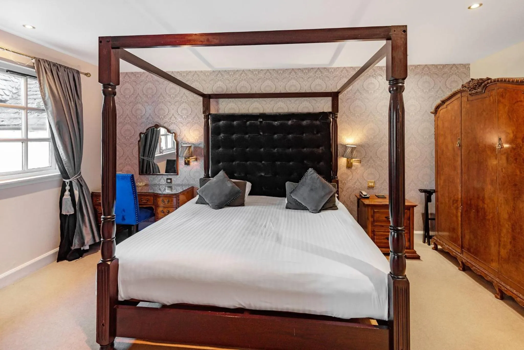 Bedroom, Bed in Taychreggan Hotel