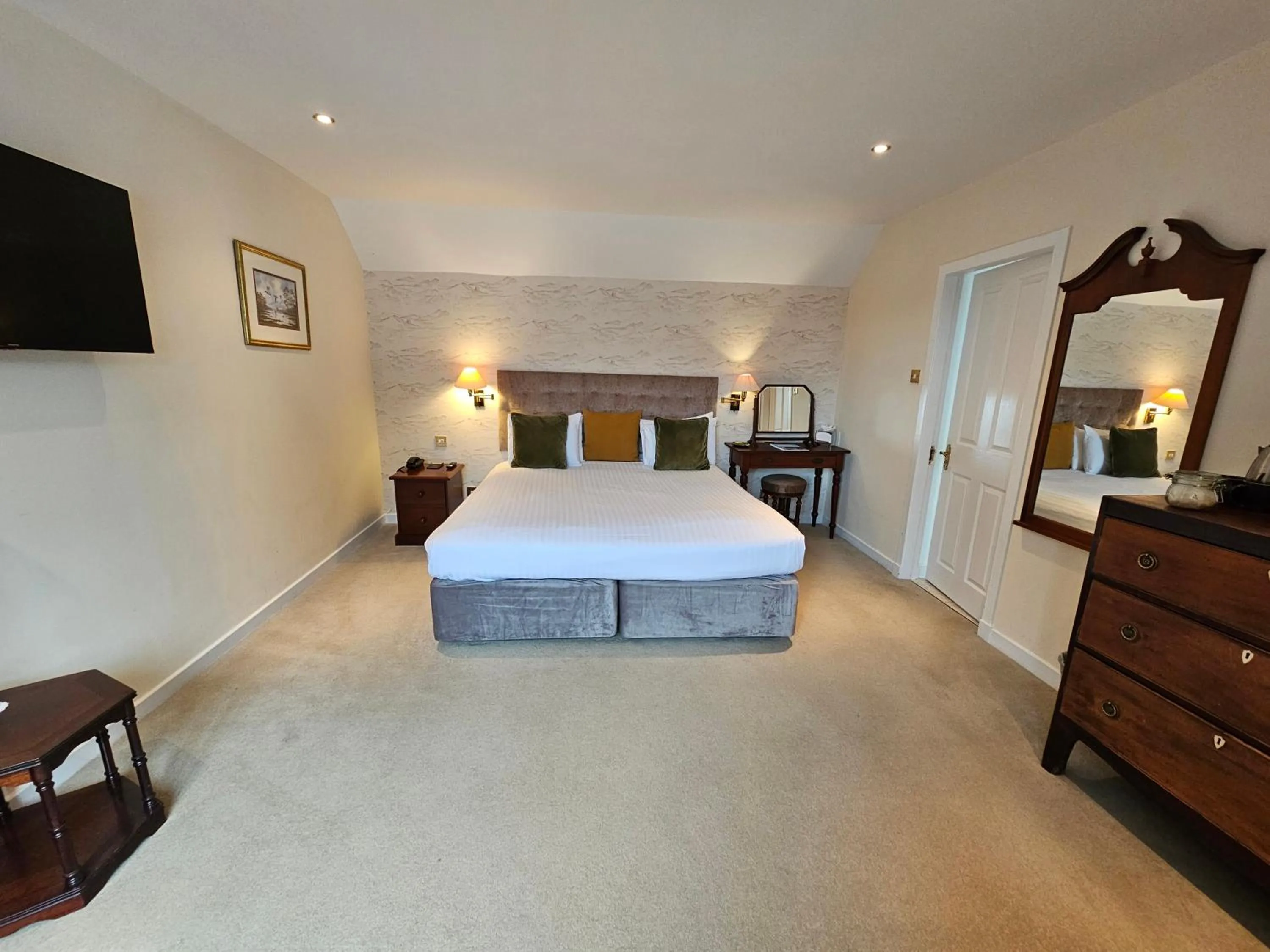 Bedroom, Bed in Taychreggan Hotel