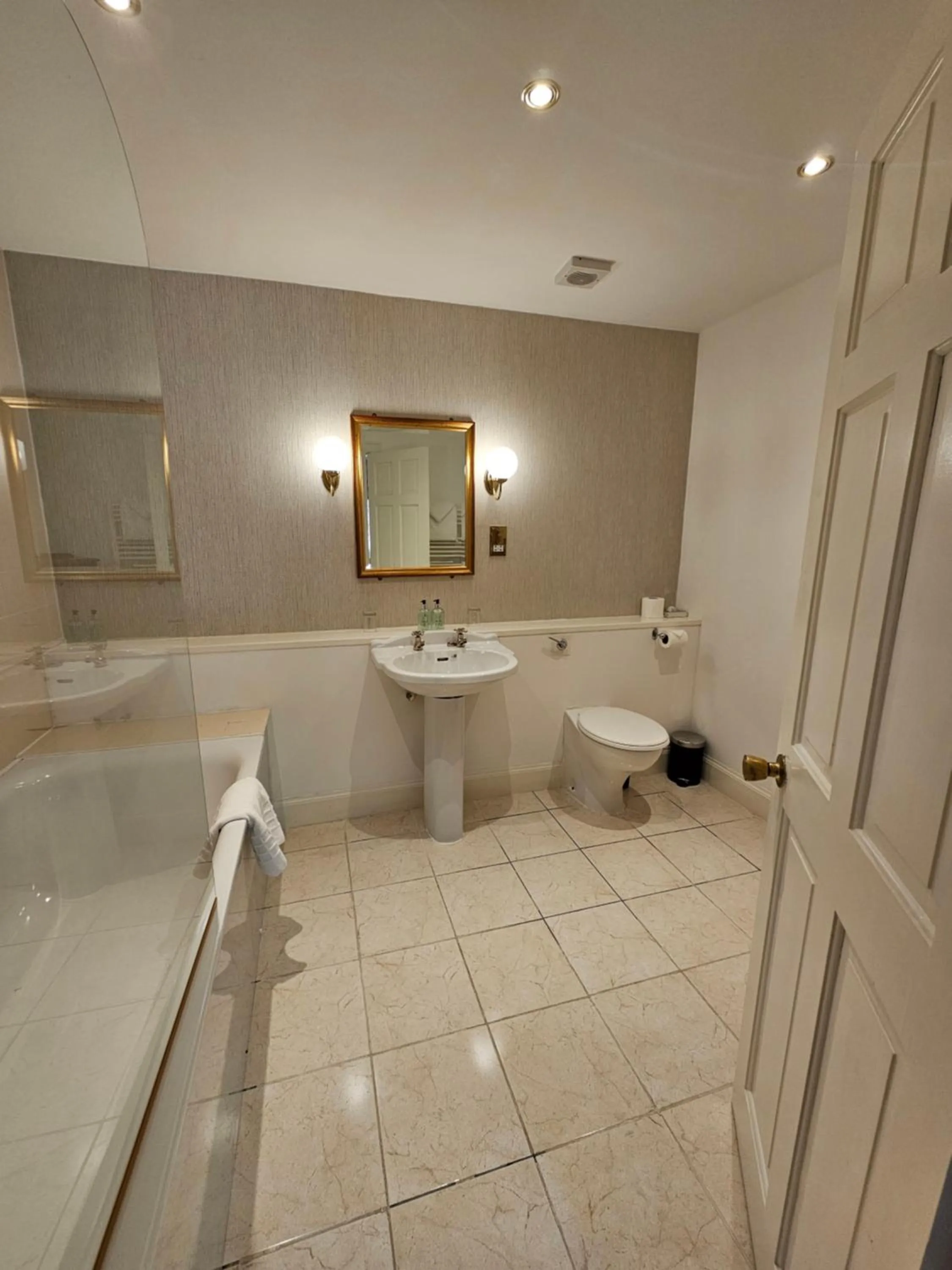 Bathroom in Taychreggan, Signature Collection by Eight Continents