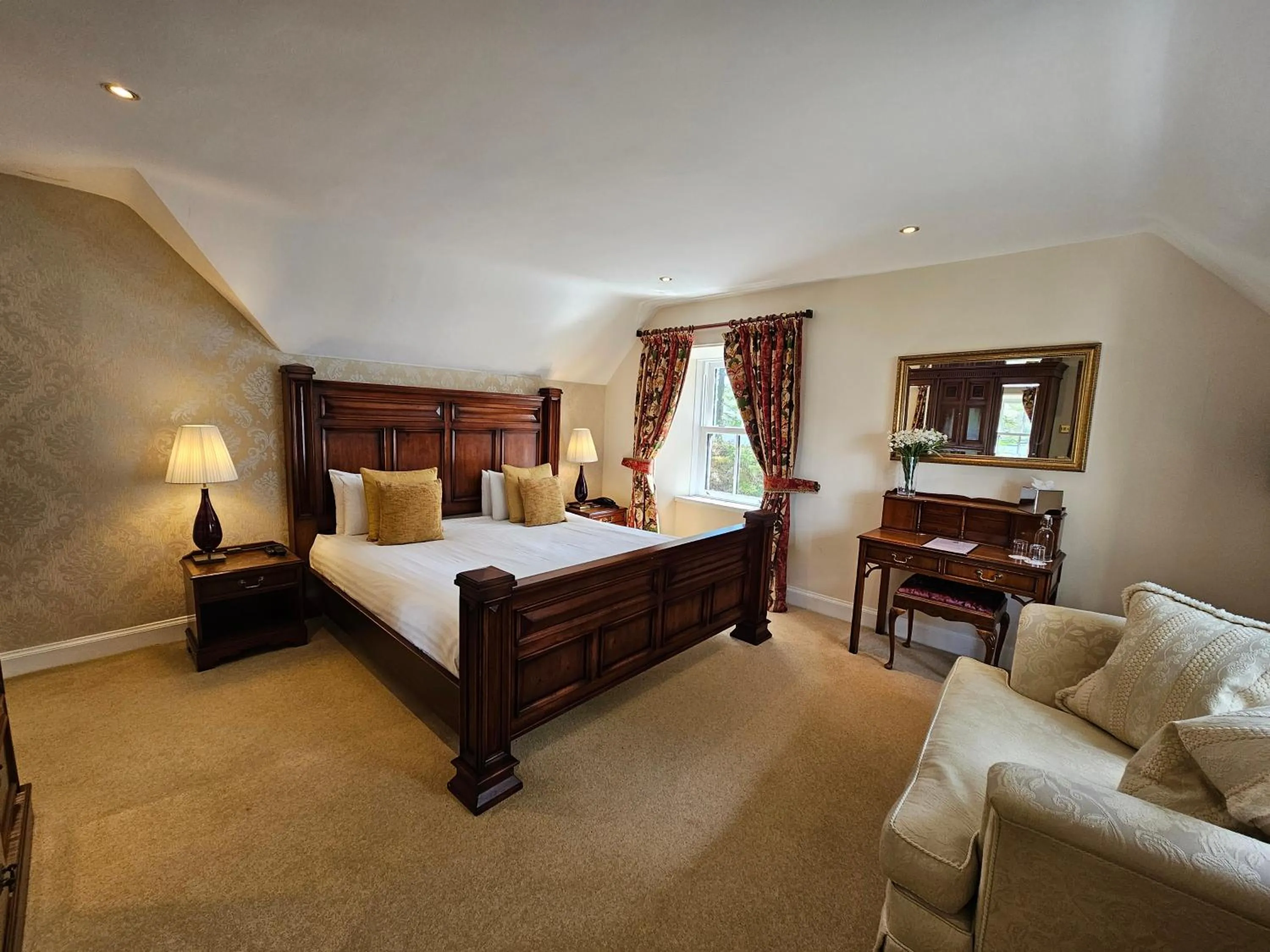 Bedroom, Bed in Taychreggan Hotel