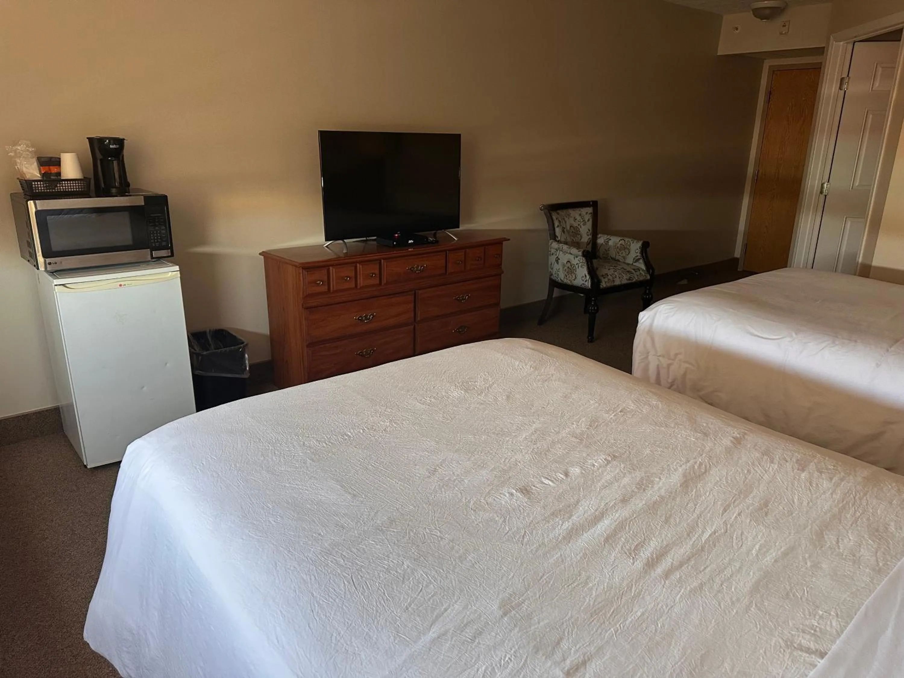 Bedroom, Bed in The Medicine Hat Villa