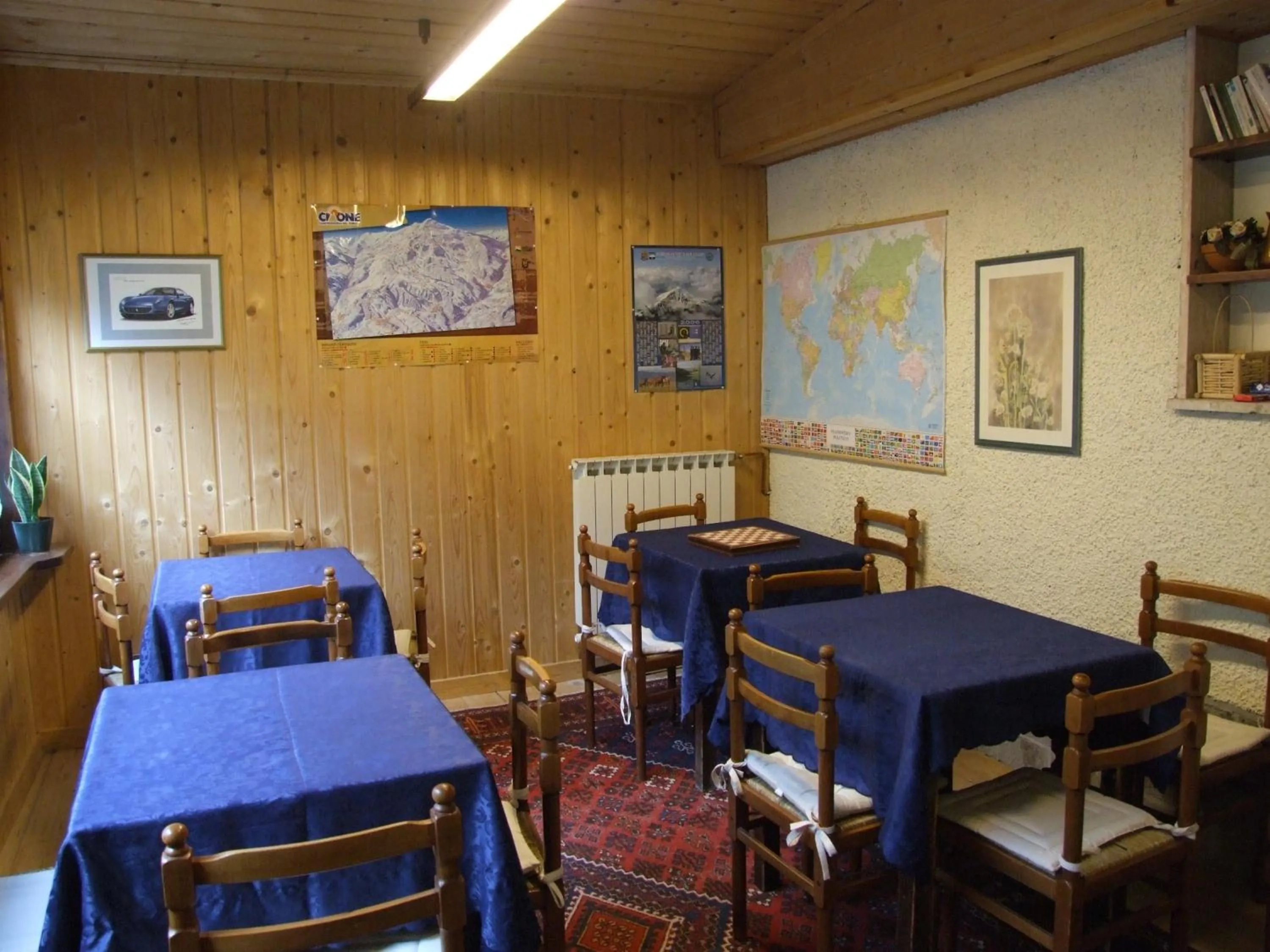 Communal lounge/ TV room in Hotel Cimone